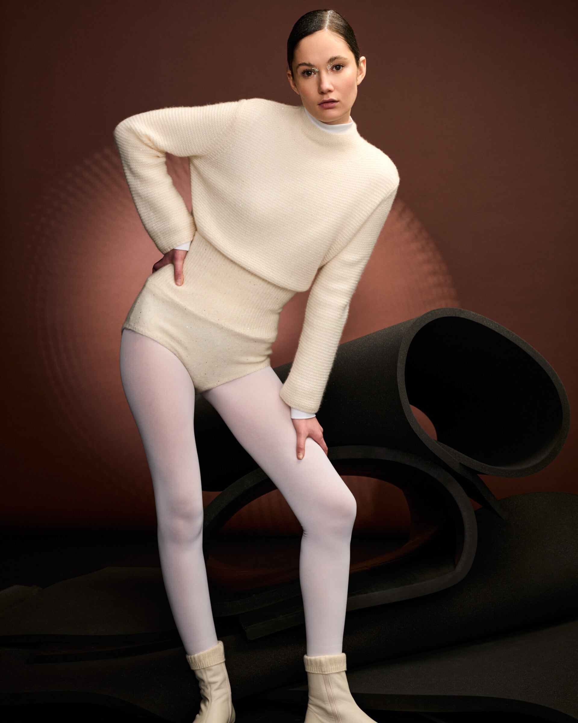 Damen Pullover aus 67 % Kaschmir, 32 % Seide und 1 % Pailletten in Ivory – links gestrickter Pullover in mittelschwerer Qualität mit relaxter Passform, angestricktem, kleinem Stehkragen, klassischer, leicht überschnittener Schulterform sowie langen, relaxten Ärmeln. Dezent eingearbeitete Pailletten verleihen dem Modell einen eleganten, schimmernden Akzent.