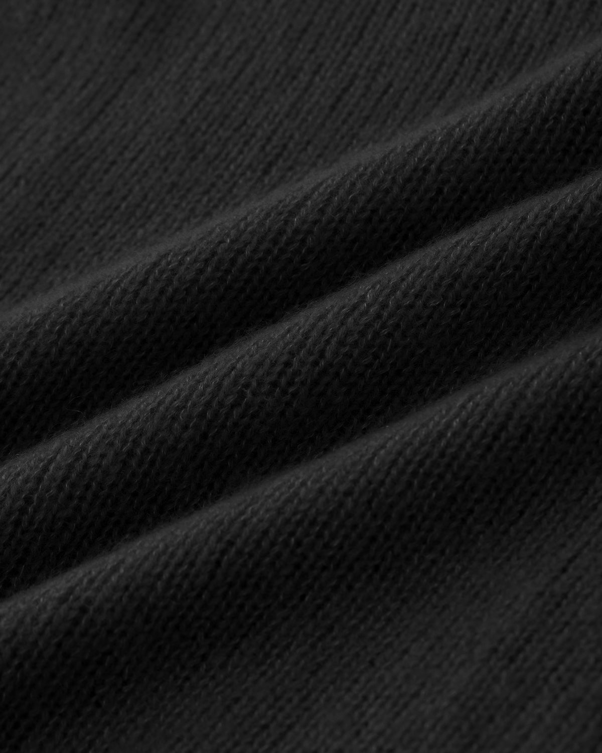 Damen Pullover aus 75 % Kaschmir und 25 % Seide in Black – glatt und locker gestrickter Pullover in mittelschwerer Qualität mit oversized Passform, breiter und kurzer Silhouette sowie cleanem Rundhalsausschnitt. Überschnittene Schultern und lange, relaxte Ärmel unterstreichen den modernen Look, während Ärmelbündchen und Saum mit speziellem Finish für einen besonderen Akzent sorgen.