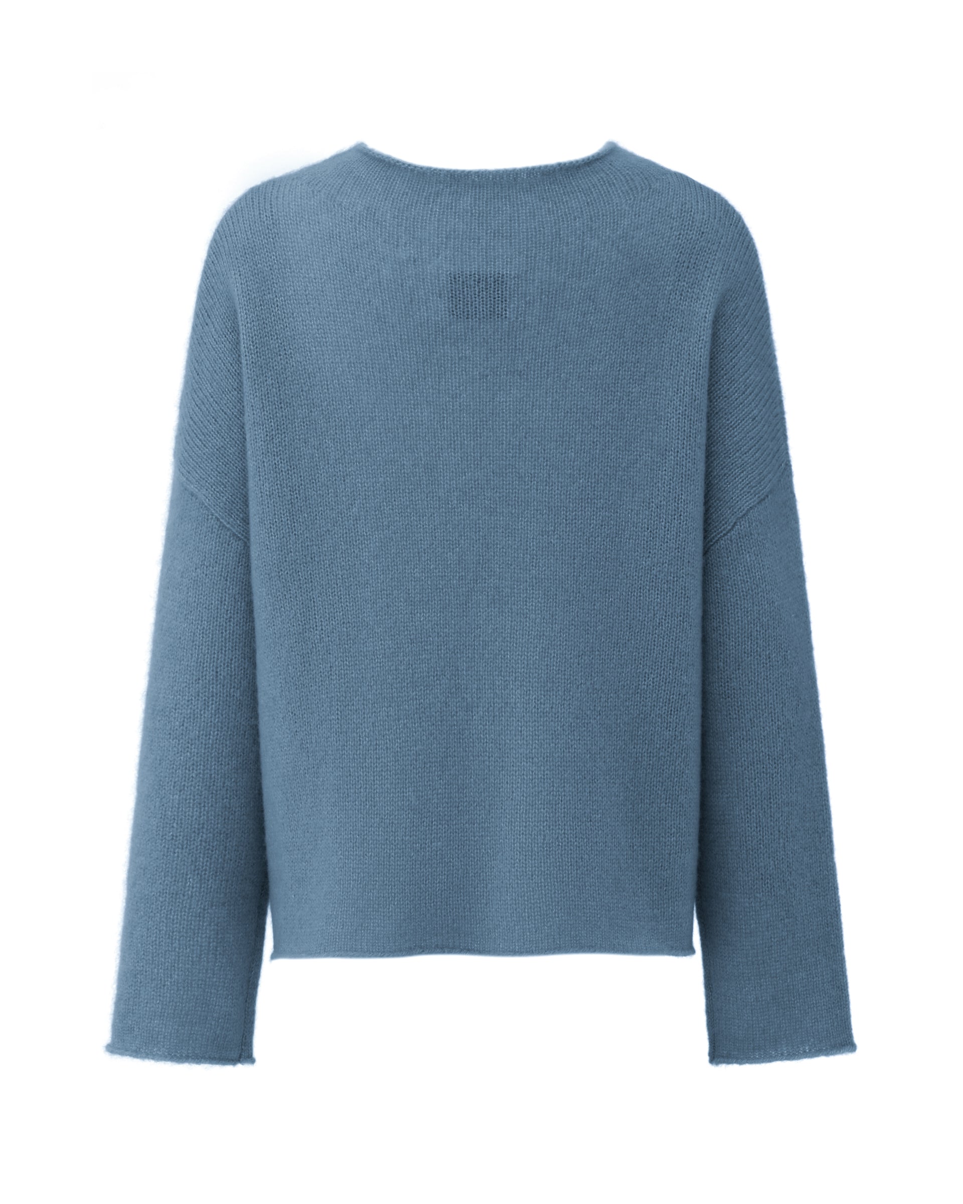 Damen Pullover aus 75 % Kaschmir und 25 % Seide in Blue Fog – glatt und locker gestrickter Pullover in mittelschwerer Qualität mit oversized Passform, breiter und kurzer Silhouette sowie cleanem Rundhalsausschnitt. Überschnittene Schultern und lange, relaxte Ärmel unterstreichen den modernen Look, während Ärmelbündchen und Saum mit speziellem Finish für einen besonderen Akzent sorgen.