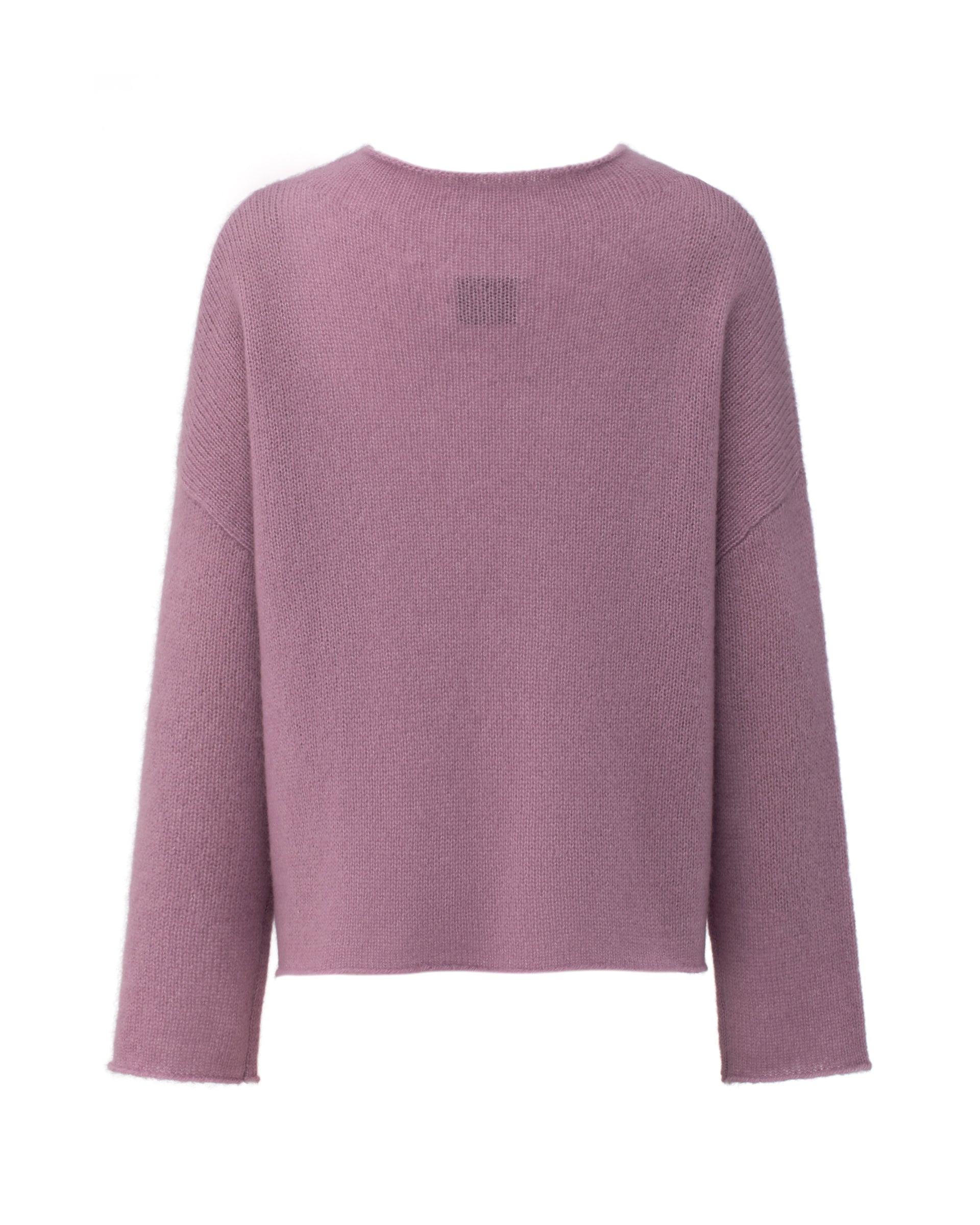 Damen Pullover aus 75 % Kaschmir und 25 % Seide in Lilac Mist – glatt und locker gestrickter Pullover in mittelschwerer Qualität mit oversized Passform, breiter und kurzer Silhouette sowie cleanem Rundhalsausschnitt. Überschnittene Schultern und lange, relaxte Ärmel unterstreichen den modernen Look, während Ärmelbündchen und Saum mit speziellem Finish für einen besonderen Akzent sorgen.