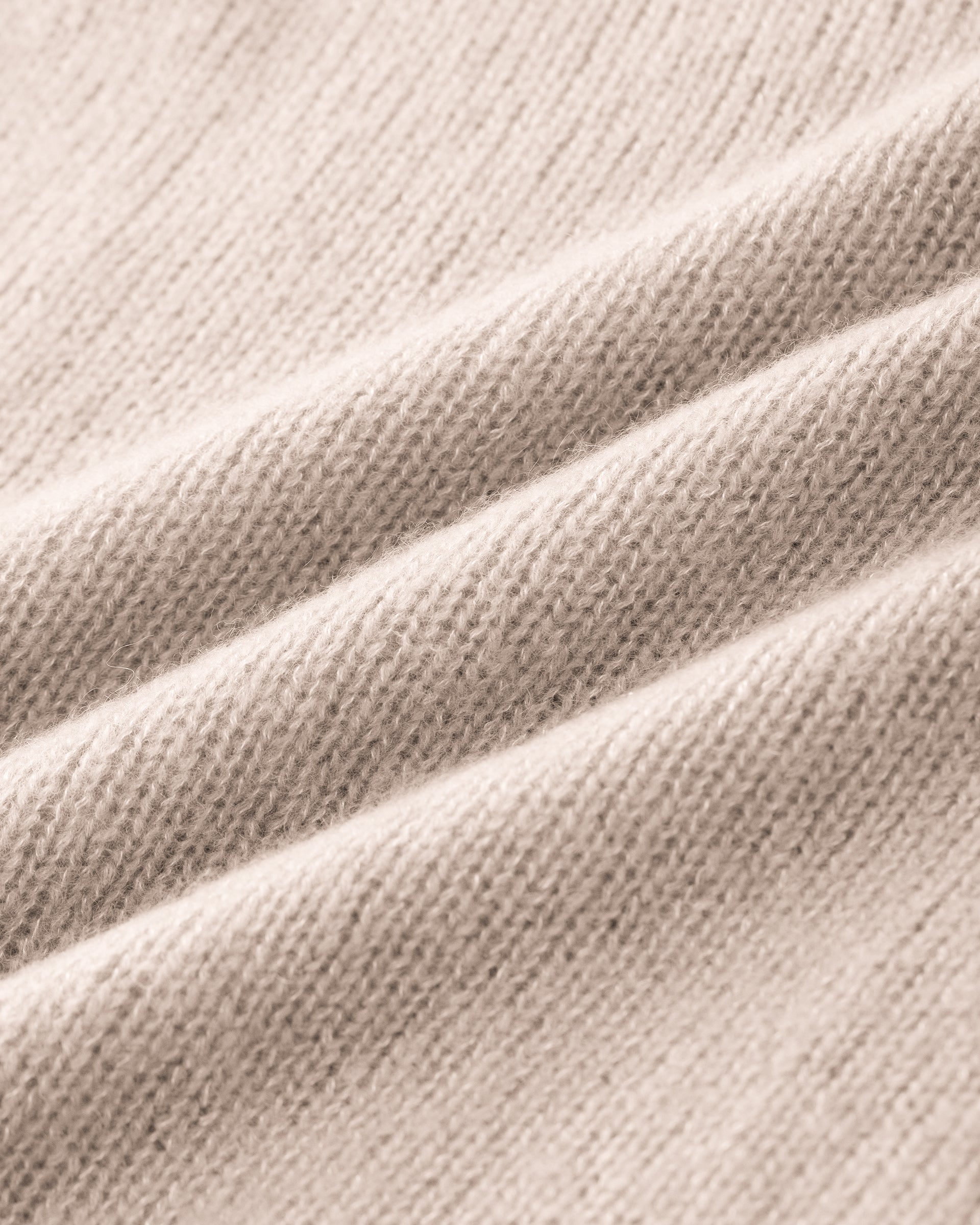 Damen Pullover aus 75 % Kaschmir und 25 % Seide in Wheat – glatt und locker gestrickter Pullover in mittelschwerer Qualität mit oversized Passform, breiter und kurzer Silhouette sowie cleanem Rundhalsausschnitt. Überschnittene Schultern und lange, relaxte Ärmel unterstreichen den modernen Look, während Ärmelbündchen und Saum mit speziellem Finish für einen besonderen Akzent sorgen.