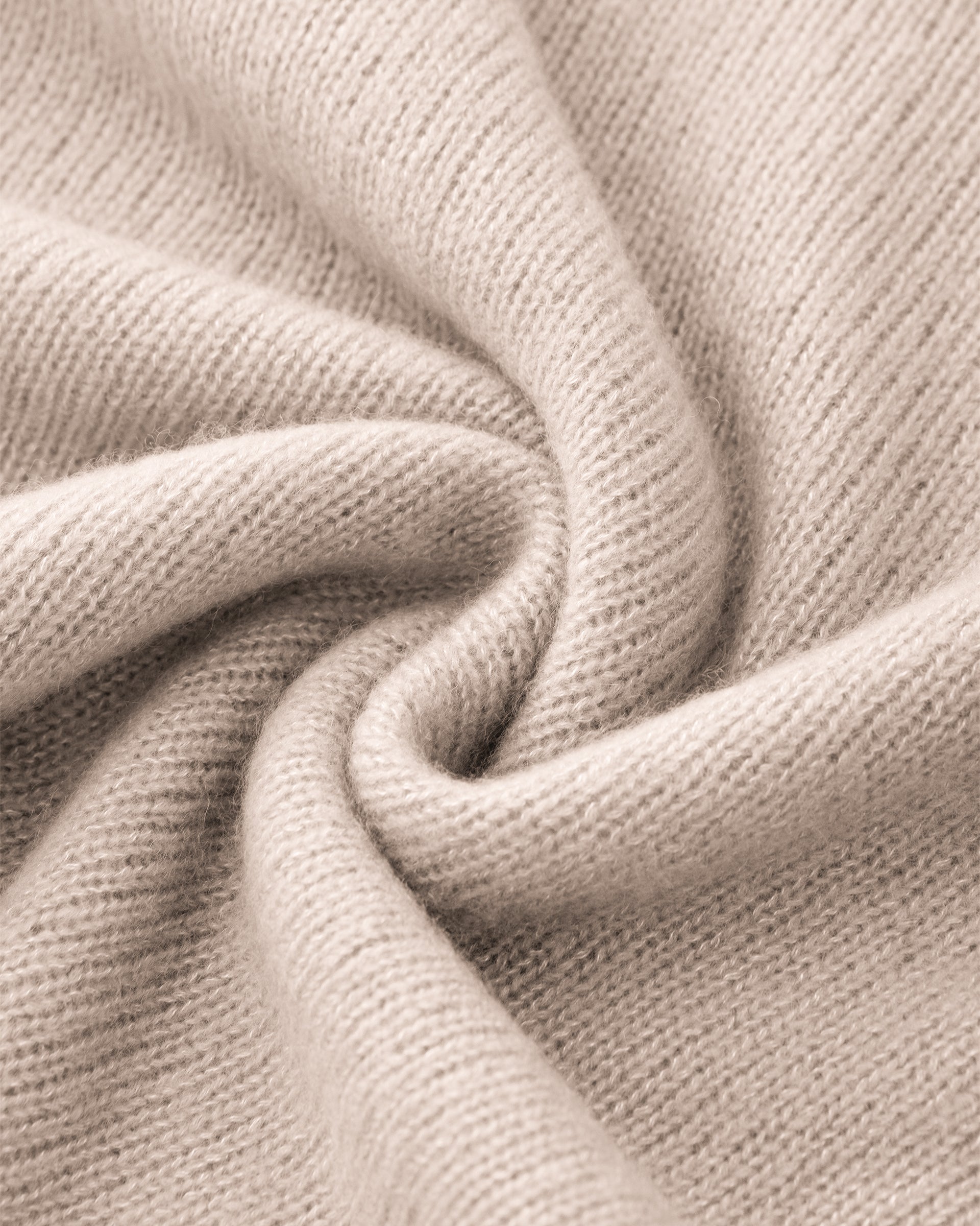 Damen Pullover aus 75 % Kaschmir und 25 % Seide in Wheat – glatt und locker gestrickter Pullover in mittelschwerer Qualität mit oversized Passform, breiter und kurzer Silhouette sowie cleanem Rundhalsausschnitt. Überschnittene Schultern und lange, relaxte Ärmel unterstreichen den modernen Look, während Ärmelbündchen und Saum mit speziellem Finish für einen besonderen Akzent sorgen.