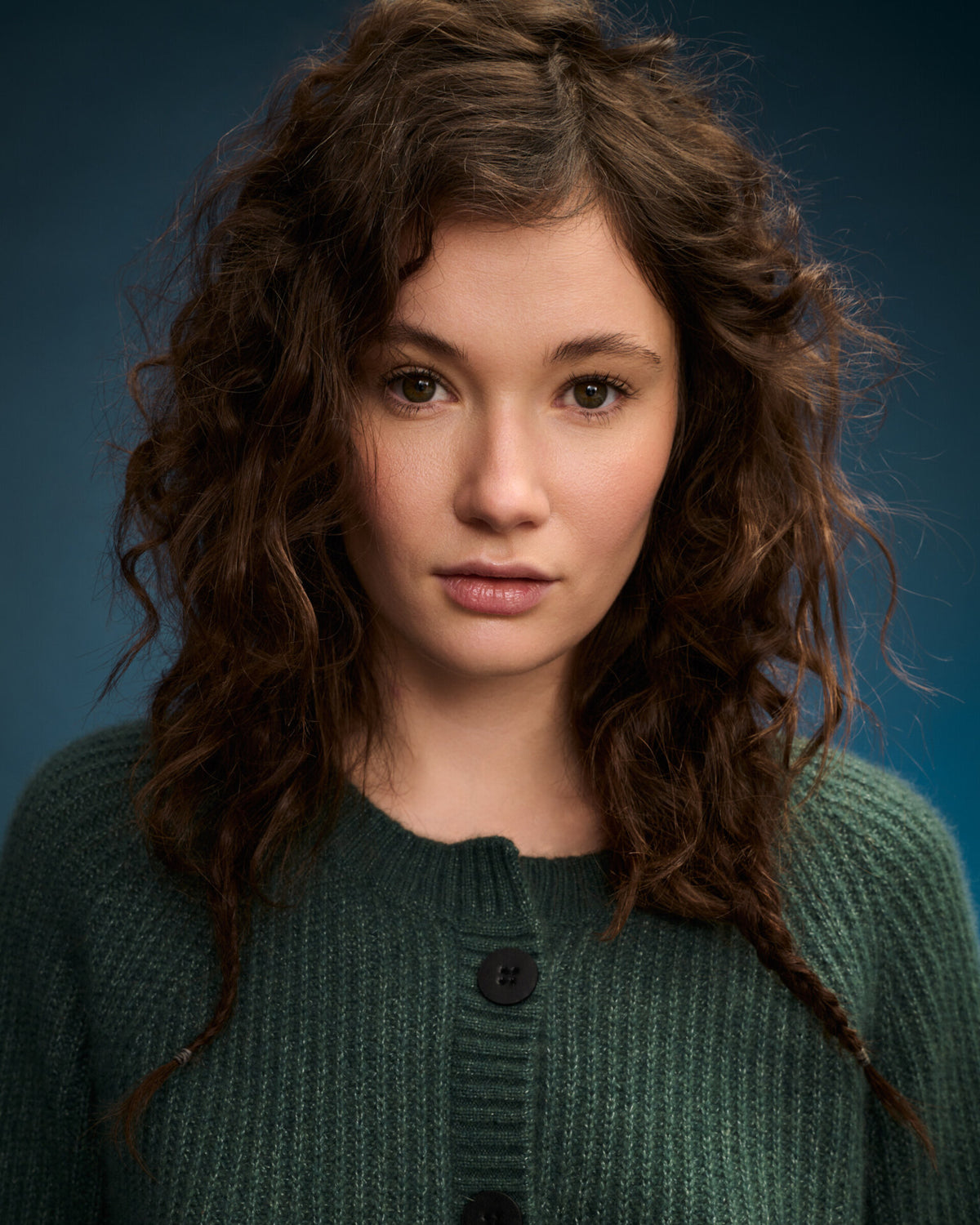 Damen Cardigan aus 75 % Kaschmir und 25 % Seide in Emerald – Cardigan im Patent-Strickmuster in mittelschwerer Qualität mit relaxter Passform, Rundhalsausschnitt mit Kragen in Rippstruktur, Raglanärmeln sowie langen, schmalen Ärmeln. Ärmelbündchen und Saum sind in Rippstruktur gearbeitet. Knöpfe aus waschbarem Leder verleihen dem Modell einen hochwertigen, stilvollen Akzent.