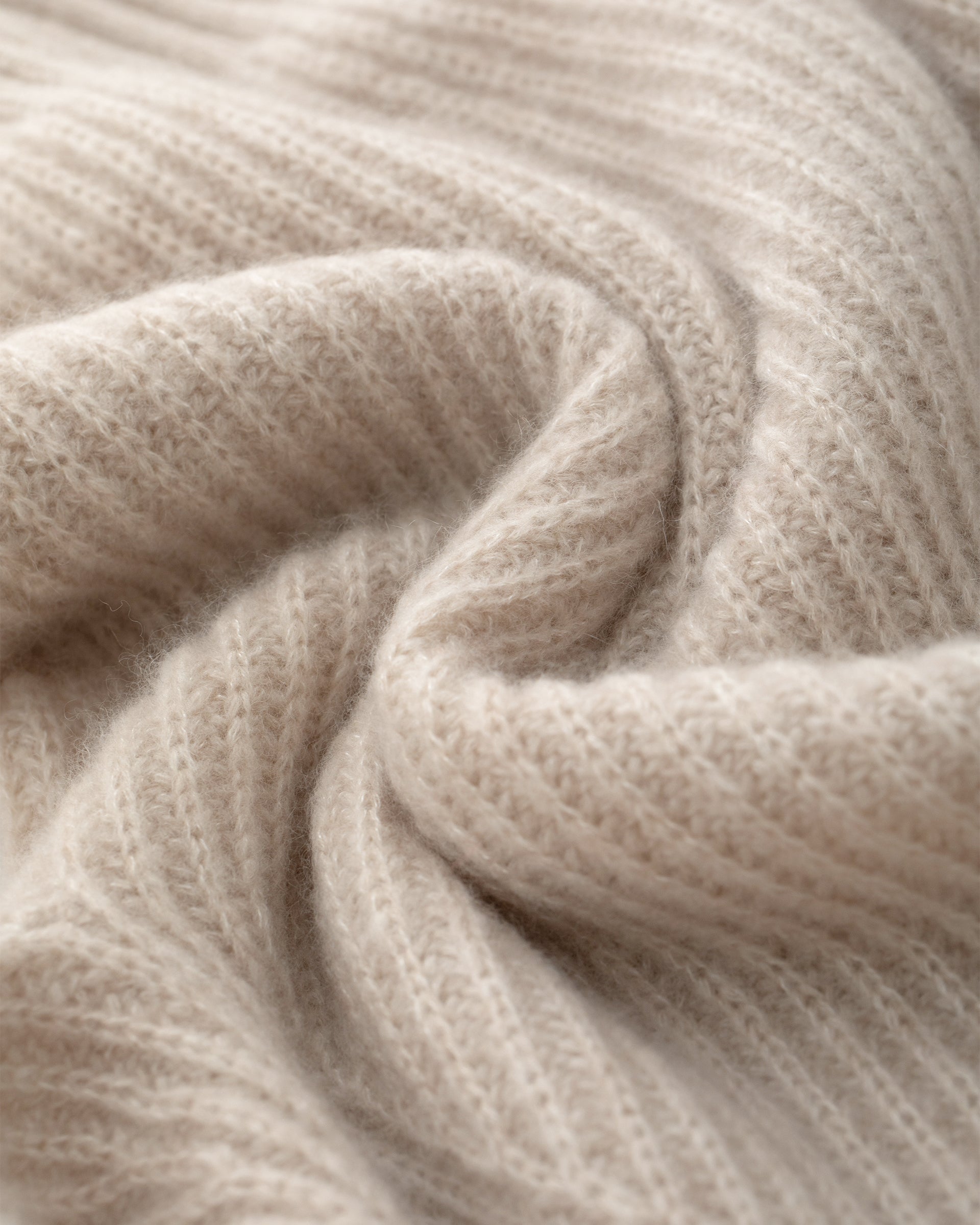 Damen Cardigan aus 75 % Kaschmir und 25 % Seide in Wheat – Cardigan im Patent-Strickmuster in mittelschwerer Qualität mit relaxter Passform, Rundhalsausschnitt mit Kragen in Rippstruktur, Raglanärmeln sowie langen, schmalen Ärmeln. Ärmelbündchen und Saum sind in Rippstruktur gearbeitet. Knöpfe aus waschbarem Leder verleihen dem Modell einen hochwertigen, stilvollen Akzent.
