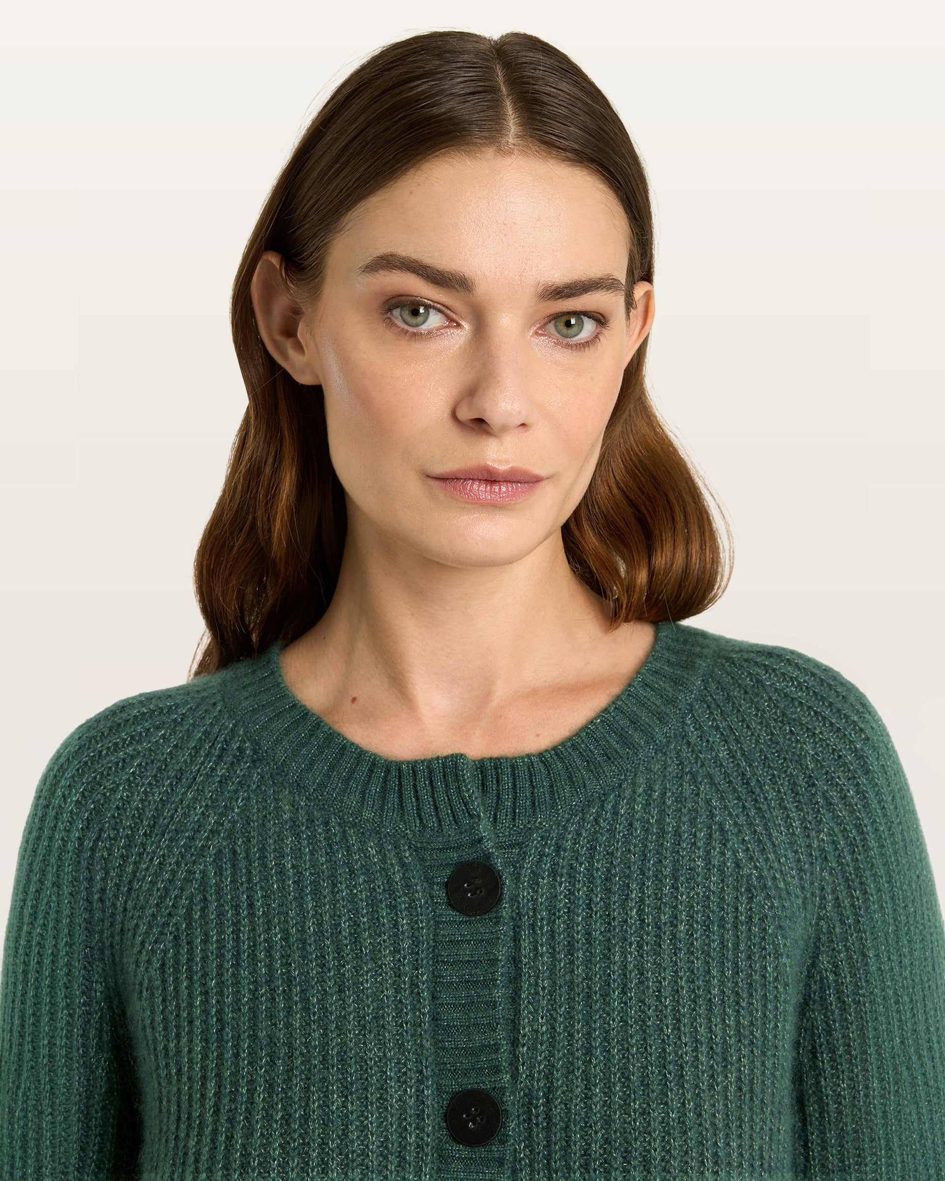 Damen Cardigan aus 75 % Kaschmir und 25 % Seide in Emerald – Cardigan im Patent-Strickmuster in mittelschwerer Qualität mit relaxter Passform, Rundhalsausschnitt mit Kragen in Rippstruktur, Raglanärmeln sowie langen, schmalen Ärmeln. Ärmelbündchen und Saum sind in Rippstruktur gearbeitet. Knöpfe aus waschbarem Leder verleihen dem Modell einen hochwertigen, stilvollen Akzent.