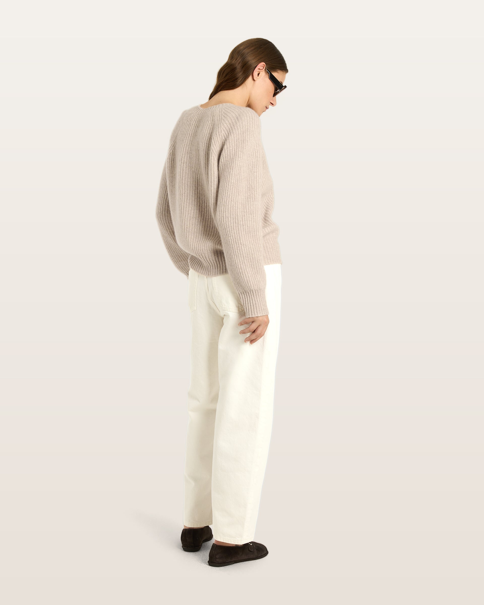 Damen Cardigan aus 75 % Kaschmir und 25 % Seide in Wheat – Cardigan im Patent-Strickmuster in mittelschwerer Qualität mit relaxter Passform, Rundhalsausschnitt mit Kragen in Rippstruktur, Raglanärmeln sowie langen, schmalen Ärmeln. Ärmelbündchen und Saum sind in Rippstruktur gearbeitet. Knöpfe aus waschbarem Leder verleihen dem Modell einen hochwertigen, stilvollen Akzent.