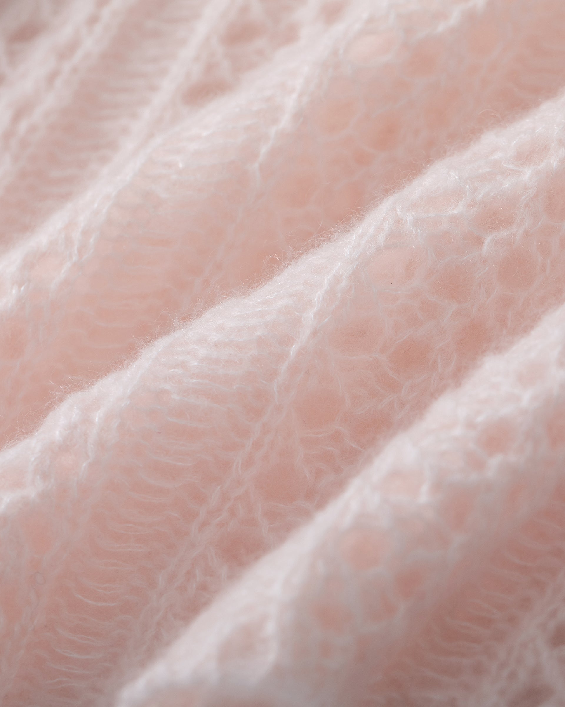 Damen Halbarm-Pullover in cherry blossom (rosa) aus Kaschmir-Seide – mittelschwerer, leichter und luftiger Strick mit Ajour-Lochmuster, relaxte Passform, Rundhalsausschnitt mit Rippkragen, klassische Schulter, Halbarm sowie Rippbündchen an Ärmeln und Saum.