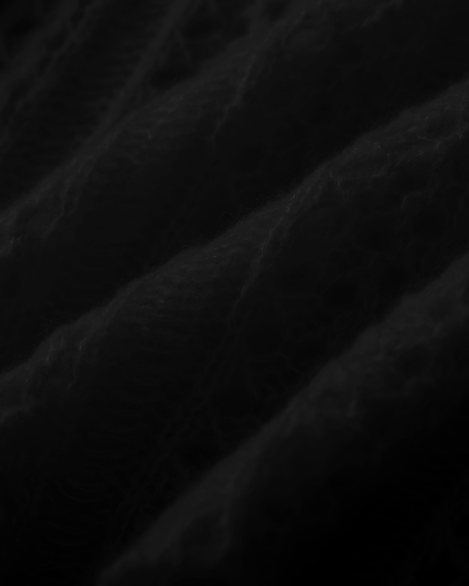 Damen Halbarm-Pullover in black (schwarz) aus Kaschmir-Seide – mittelschwerer, leichter und luftiger Strick mit Ajour-Lochmuster, relaxte Passform, Rundhalsausschnitt mit Rippkragen, klassische Schulter, Halbarm sowie Rippbündchen an Ärmeln und Saum.