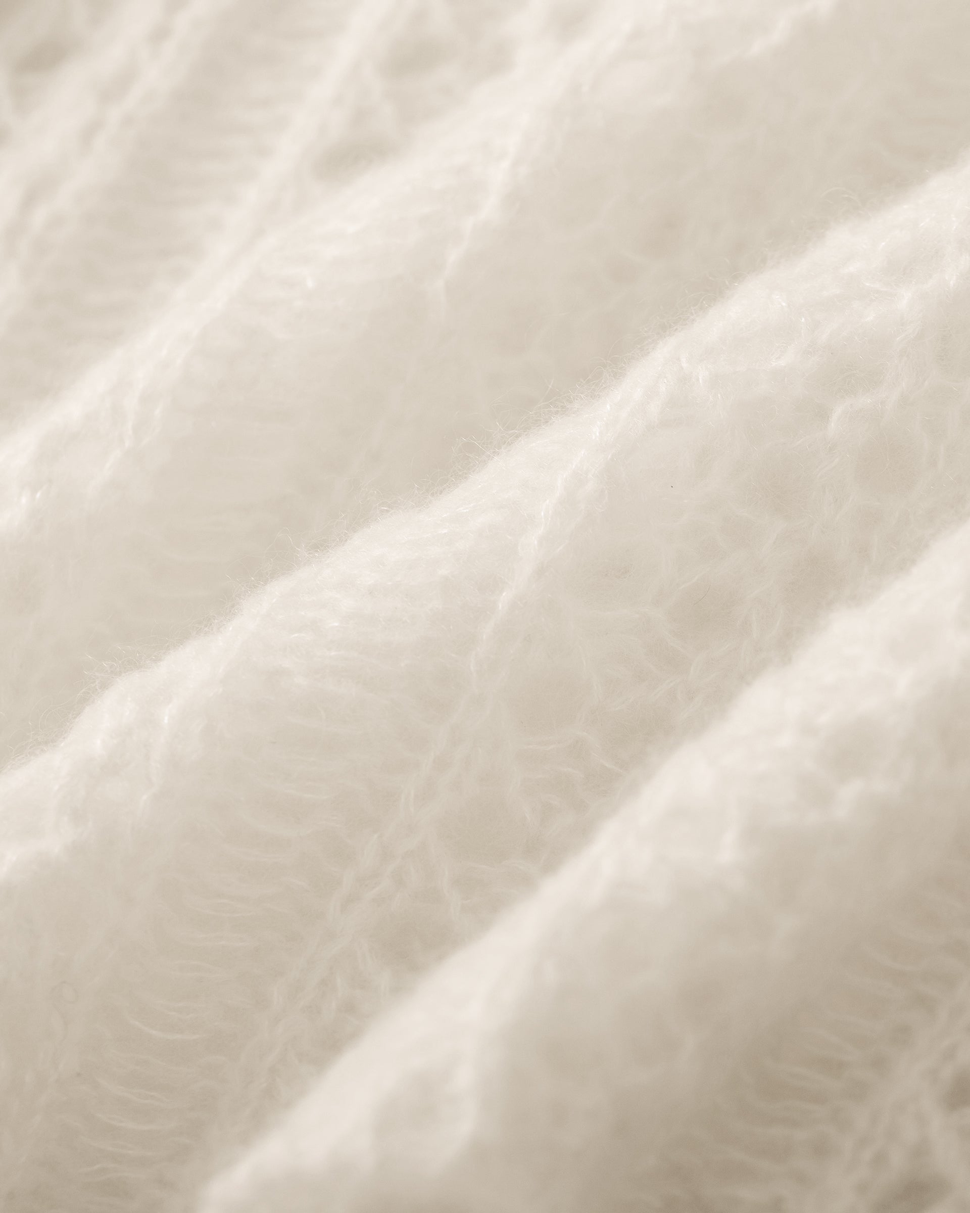 Damen Halbarm-Pullover in ivory (cremeweiß) aus Kaschmir-Seide – mittelschwerer, leichter und luftiger Strick mit Ajour-Lochmuster, relaxte Passform, Rundhalsausschnitt mit Rippkragen, klassische Schulter, Halbarm sowie Rippbündchen an Ärmeln und Saum.