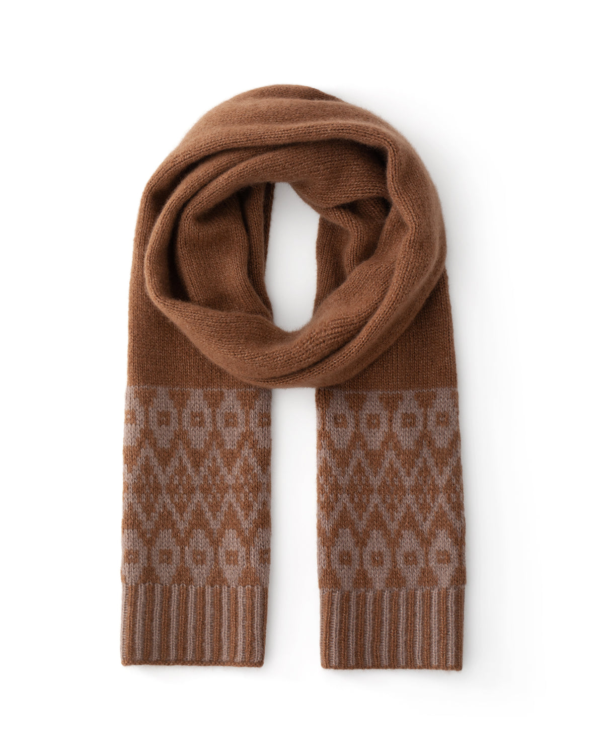 Damen Schal aus 75 % Kaschmir und 25 % Seide in Cocoa Twine – glatt gestrickter Schal in grober Strickqualität mit zweifarbigem Jacquard an den Schalenden. Das zeitlose Design verbindet weiche Haptik mit einem markanten Strickdetail und vielseitigen Stylingmöglichkeiten.