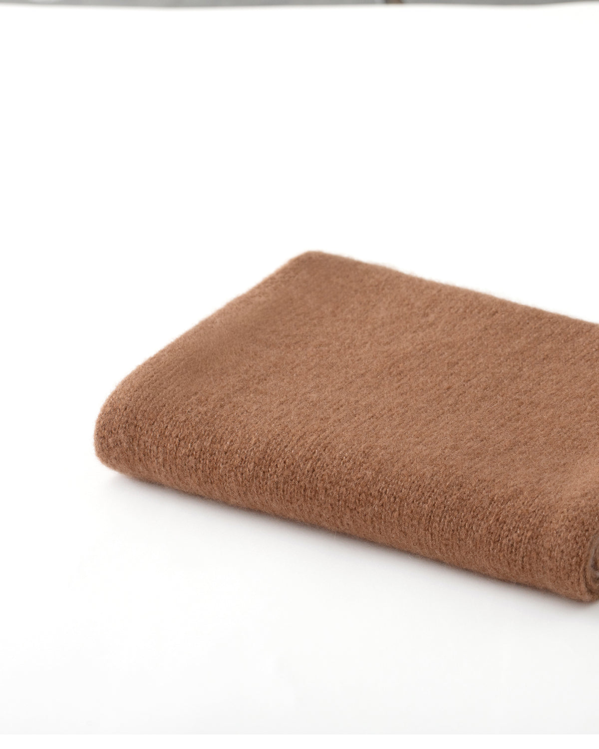 Damen Schal aus 75 % Kaschmir und 25 % Seide in Cocoa Twine – glatt gestrickter Schal in grober Strickqualität mit zweifarbigem Jacquard an den Schalenden. Das zeitlose Design verbindet weiche Haptik mit einem markanten Strickdetail und vielseitigen Stylingmöglichkeiten.
