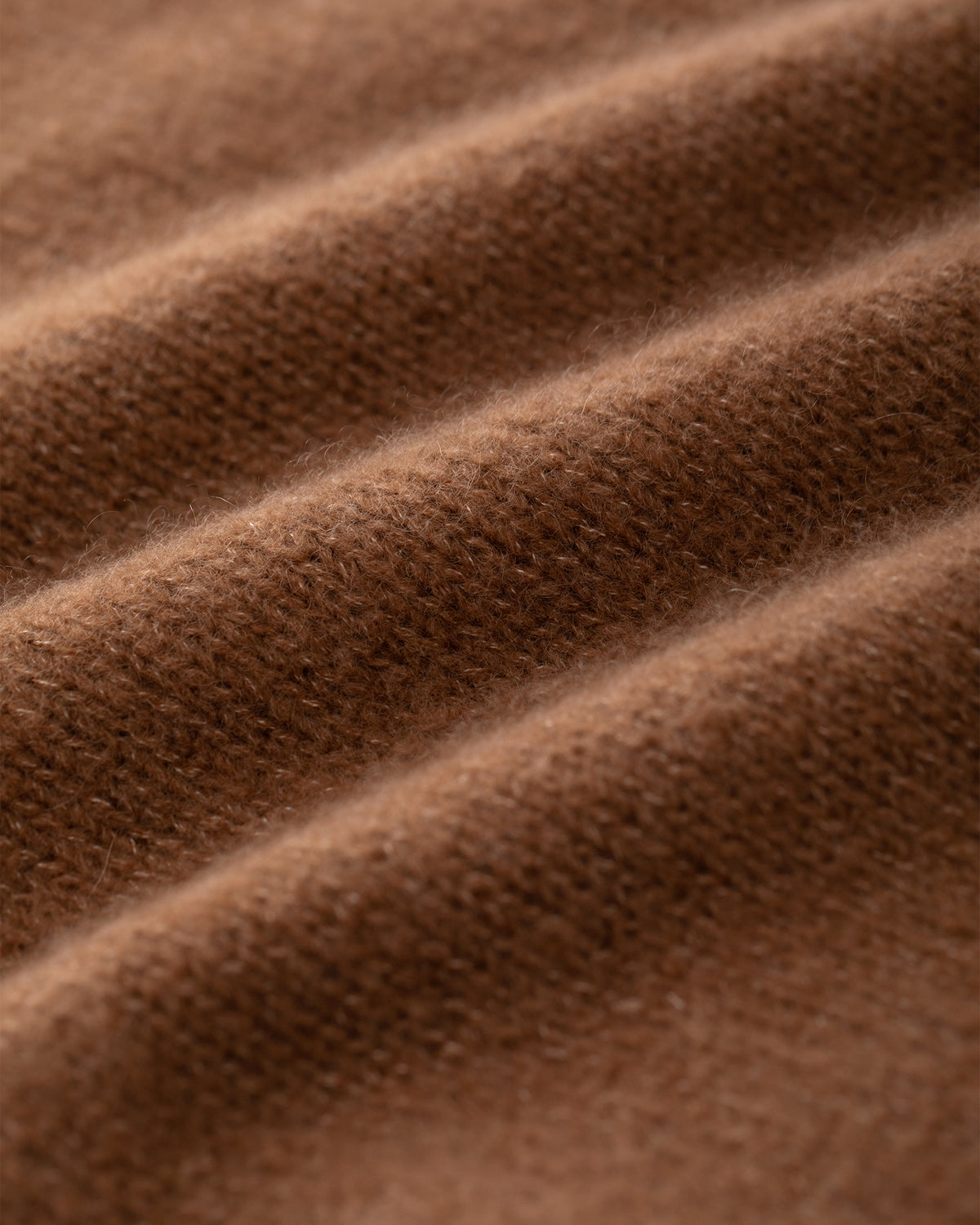 Damen Schal aus 75 % Kaschmir und 25 % Seide in Cocoa Twine – glatt gestrickter Schal in grober Strickqualität mit zweifarbigem Jacquard an den Schalenden. Das zeitlose Design verbindet weiche Haptik mit einem markanten Strickdetail und vielseitigen Stylingmöglichkeiten.
