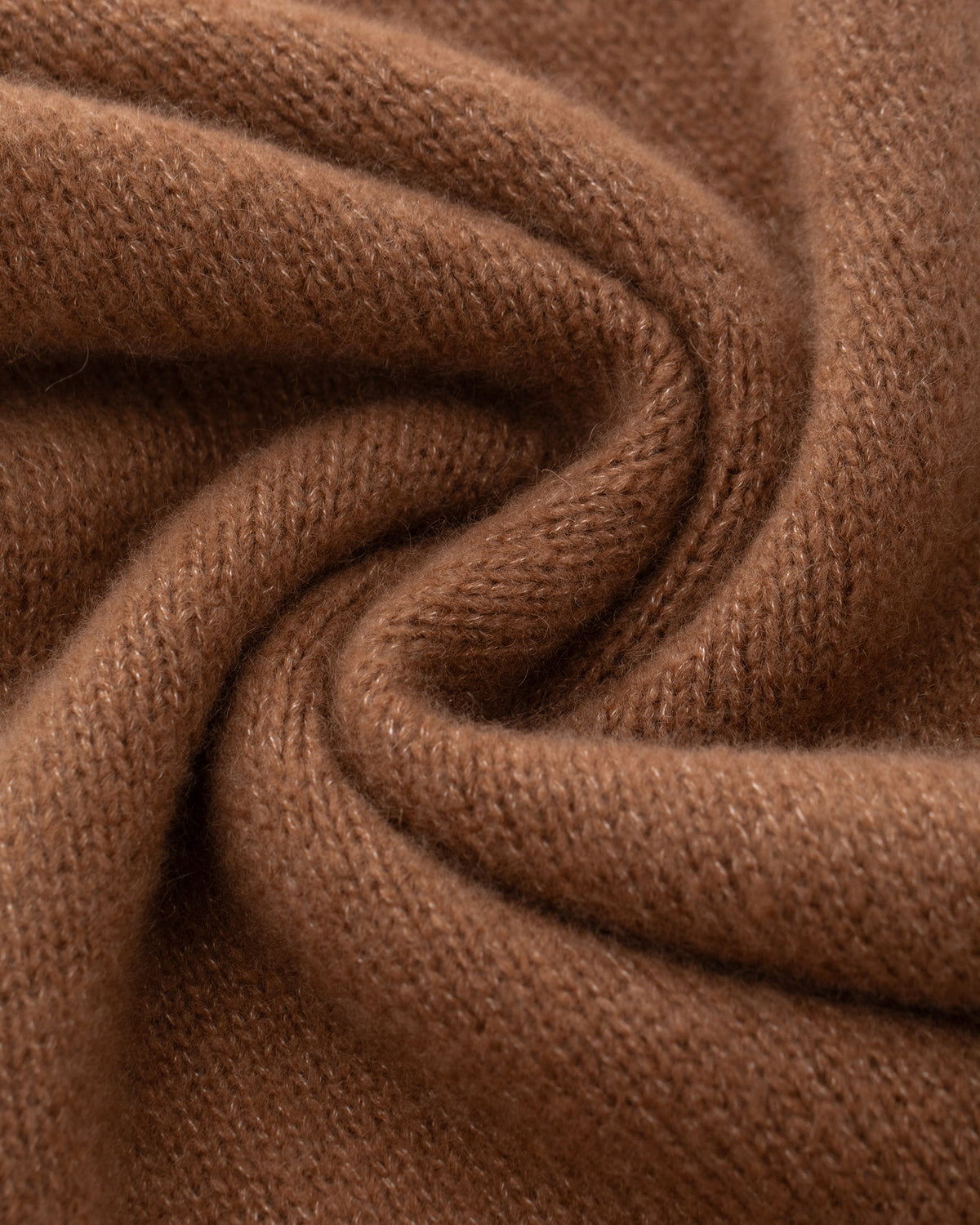 Damen Schal aus 75 % Kaschmir und 25 % Seide in Cocoa Twine – glatt gestrickter Schal in grober Strickqualität mit zweifarbigem Jacquard an den Schalenden. Das zeitlose Design verbindet weiche Haptik mit einem markanten Strickdetail und vielseitigen Stylingmöglichkeiten.