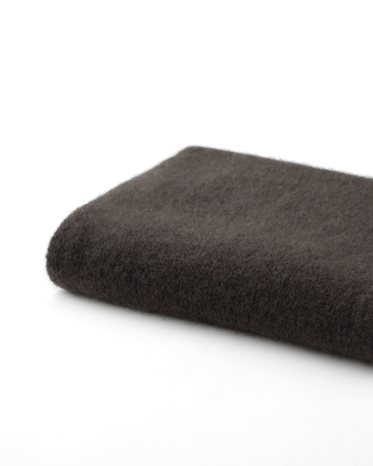 Damen Schal aus 75 % Kaschmir und 25 % Seide in Forest Grey – glatt gestrickter Schal in grober Strickqualität mit zweifarbigem Jacquard an den Schalenden. Das zeitlose Design verbindet weiche Haptik mit einem markanten Strickdetail und vielseitigen Stylingmöglichkeiten.