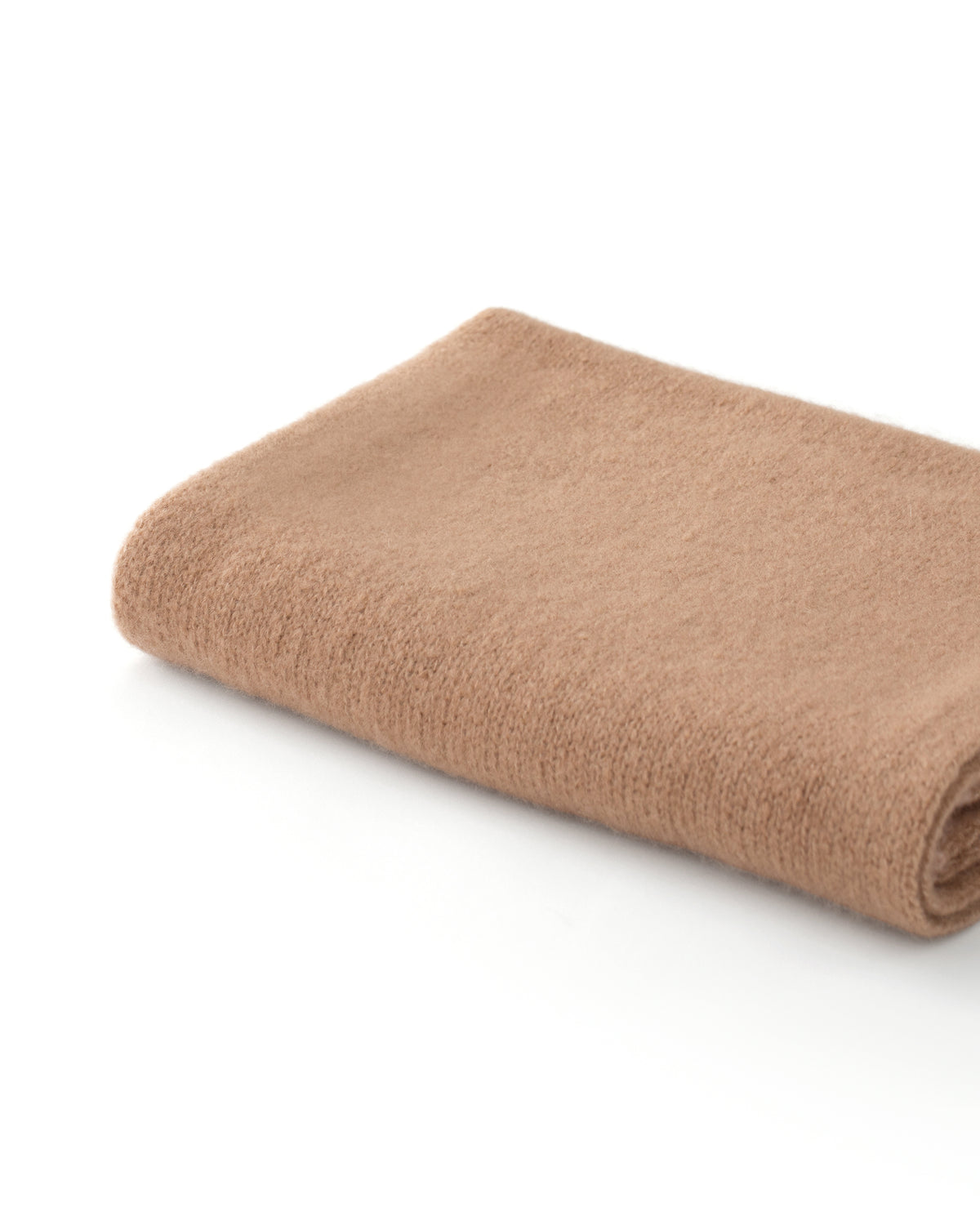 Damen Schal aus 75 % Kaschmir und 25 % Seide in Sand Rose – glatt gestrickter Schal in grober Strickqualität mit zweifarbigem Jacquard an den Schalenden. Das zeitlose Design verbindet weiche Haptik mit einem markanten Strickdetail und vielseitigen Stylingmöglichkeiten.