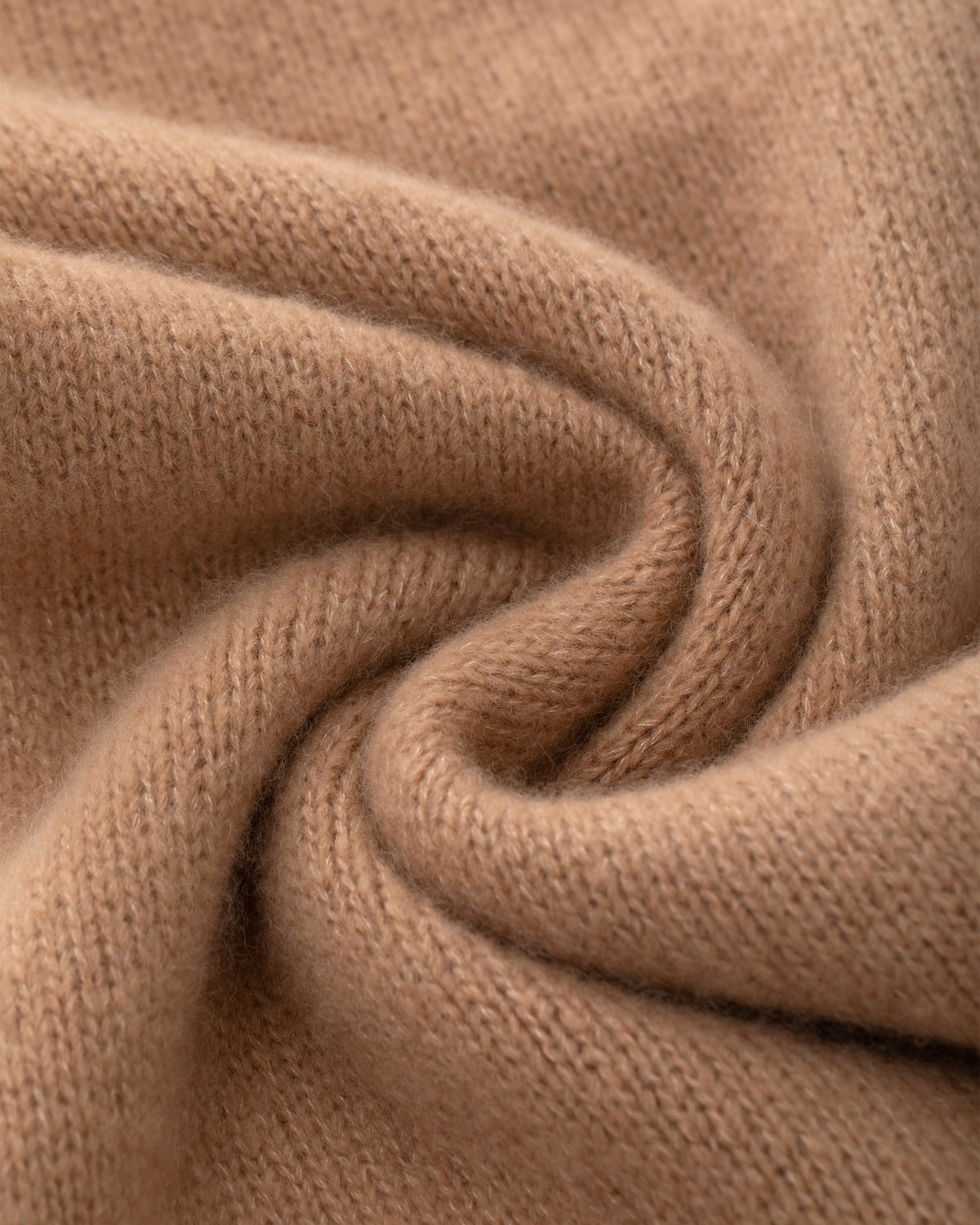 Damen Schal aus 75 % Kaschmir und 25 % Seide in Sand Rose – glatt gestrickter Schal in grober Strickqualität mit zweifarbigem Jacquard an den Schalenden. Das zeitlose Design verbindet weiche Haptik mit einem markanten Strickdetail und vielseitigen Stylingmöglichkeiten.