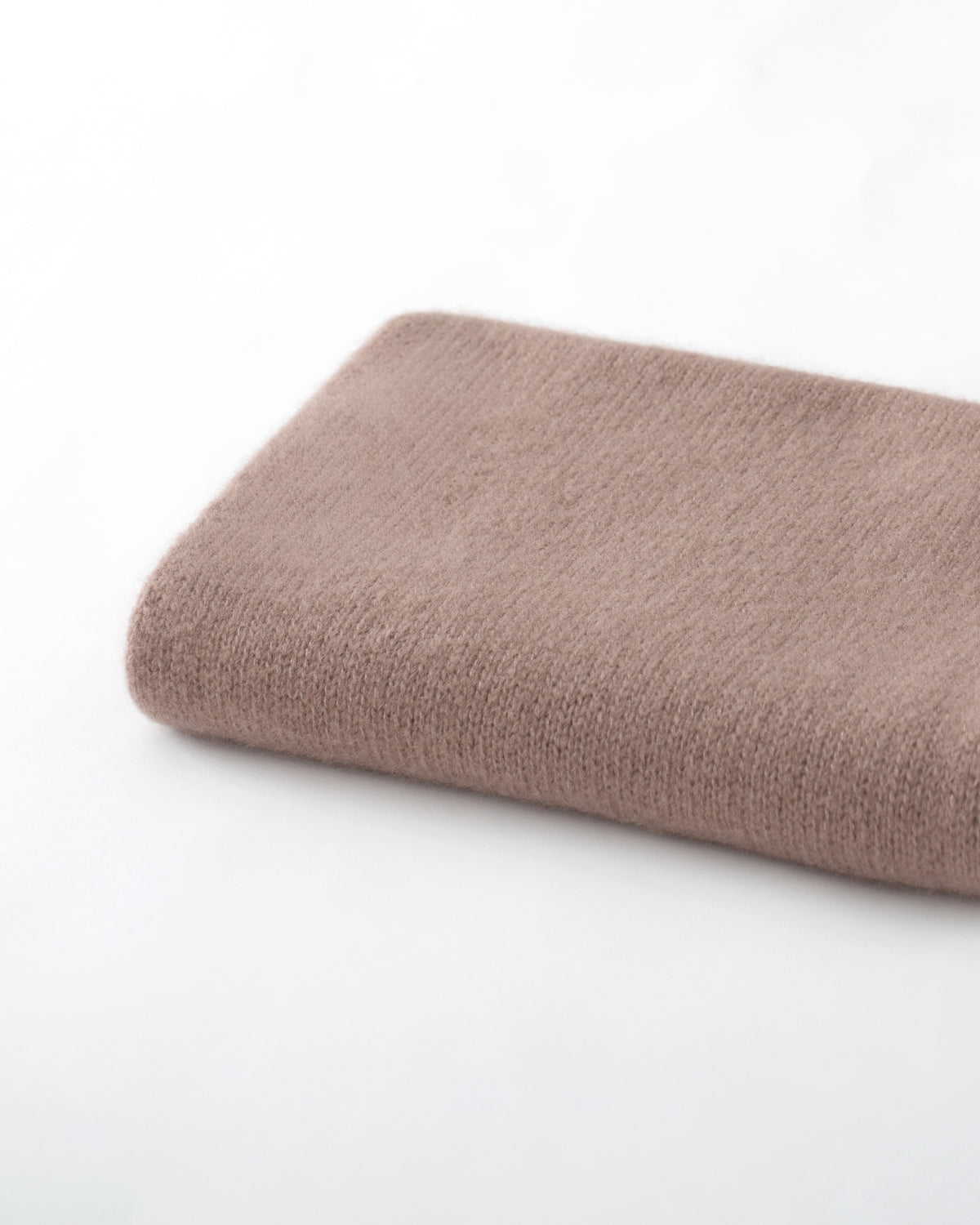 Damen Schal aus 75 % Kaschmir und 25 % Seide in Twine Lilac – glatt gestrickter Schal in grober Strickqualität mit zweifarbigem Jacquard an den Schalenden. Das zeitlose Design verbindet weiche Haptik mit einem markanten Strickdetail und vielseitigen Stylingmöglichkeiten.