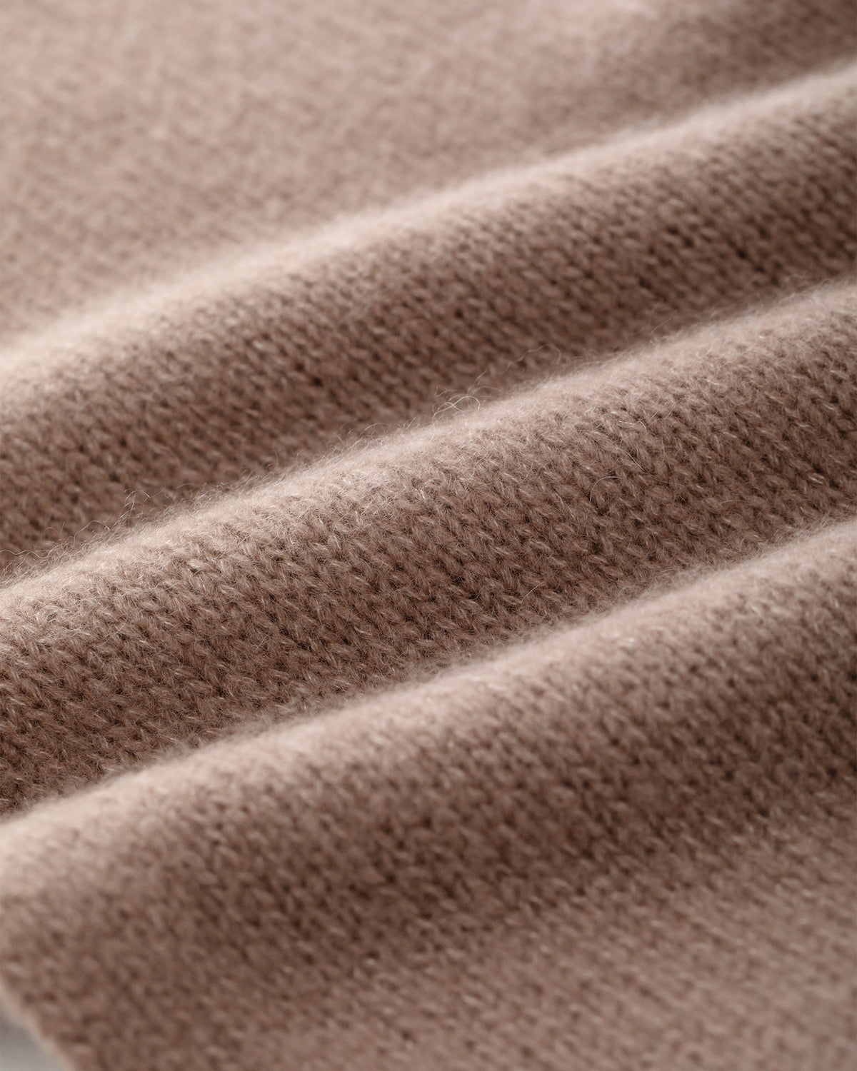 Damen Schal aus 75 % Kaschmir und 25 % Seide in Twine Lilac – glatt gestrickter Schal in grober Strickqualität mit zweifarbigem Jacquard an den Schalenden. Das zeitlose Design verbindet weiche Haptik mit einem markanten Strickdetail und vielseitigen Stylingmöglichkeiten.