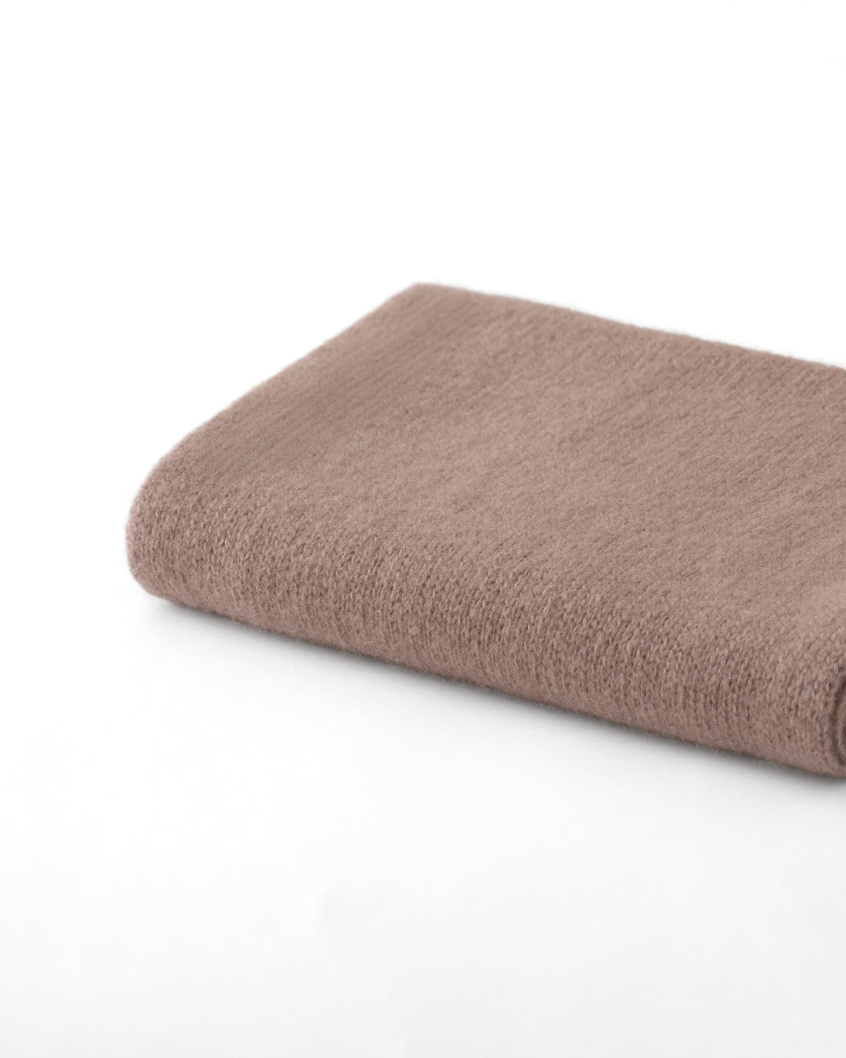 Damen Schal aus 75 % Kaschmir und 25 % Seide in Twine Sand – glatt gestrickter Schal in grober Strickqualität mit zweifarbigem Jacquard an den Schalenden. Das zeitlose Design verbindet weiche Haptik mit einem markanten Strickdetail und vielseitigen Stylingmöglichkeiten.
