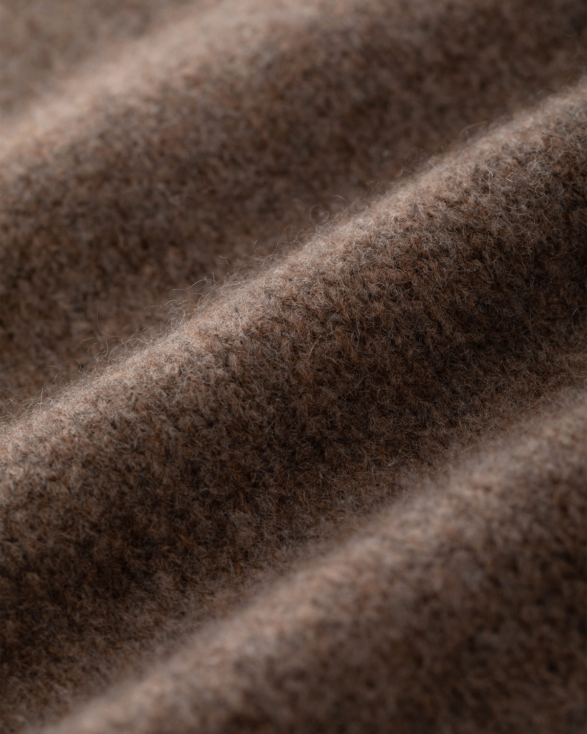 Damen Schal aus 75 % Kaschmir und 25 % Seide in Wilderness Tapenade – glatt gestrickter Schal in grober Strickqualität mit zweifarbigem Jacquard an den Schalenden. Das zeitlose Design verbindet weiche Haptik mit einem markanten Strickdetail und vielseitigen Stylingmöglichkeiten.