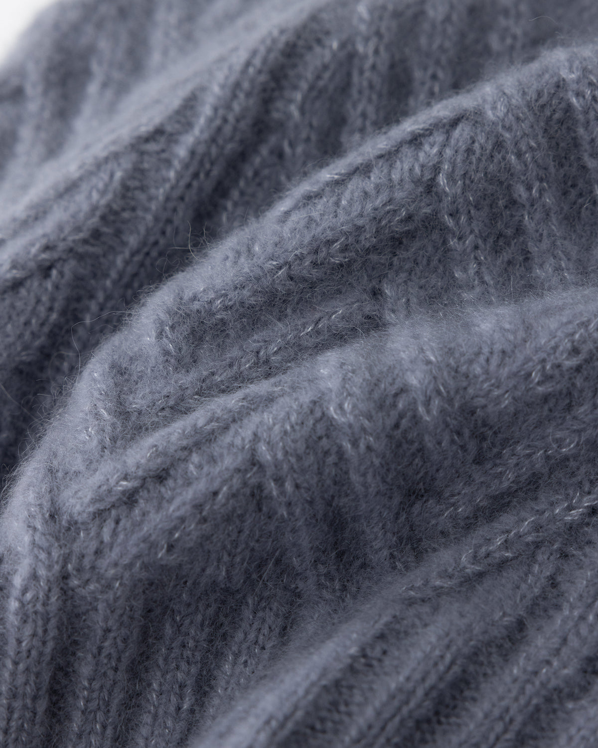 Damen Mütze aus 75 % Kaschmir und 25 % Seide in Blue Mirage – Mütze mit Zopfmuster in mittelschwerer Strickqualität. Der Saum in Rippstruktur sorgt für einen klassischen Abschluss und einen angenehmen Sitz.