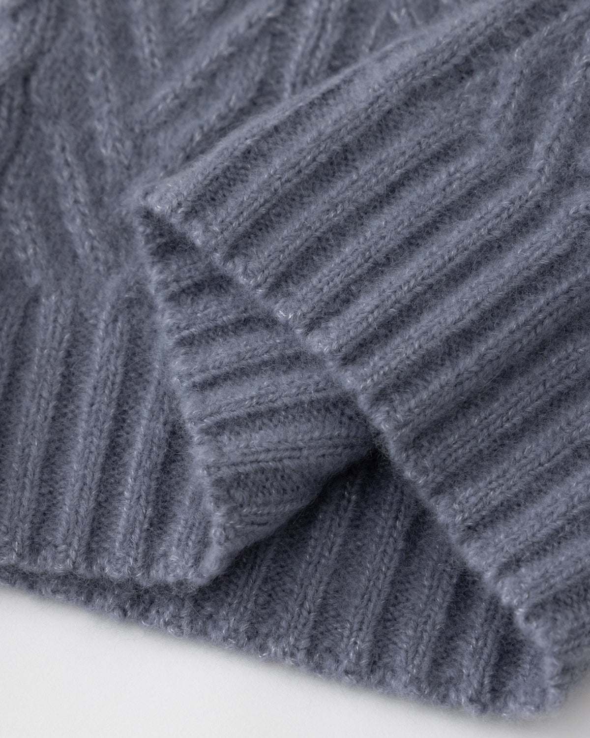 Damen Mütze aus 75 % Kaschmir und 25 % Seide in Blue Mirage – Mütze mit Zopfmuster in mittelschwerer Strickqualität. Der Saum in Rippstruktur sorgt für einen klassischen Abschluss und einen angenehmen Sitz.