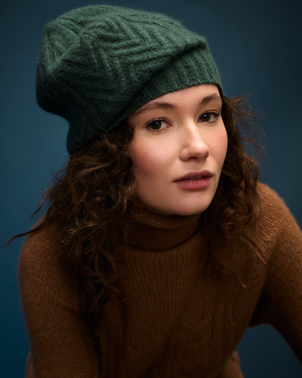 Damen Mütze aus 75 % Kaschmir und 25 % Seide in Emerald – Mütze mit Zopfmuster in mittelschwerer Strickqualität. Der Saum in Rippstruktur sorgt für einen klassischen Abschluss und einen angenehmen Sitz.