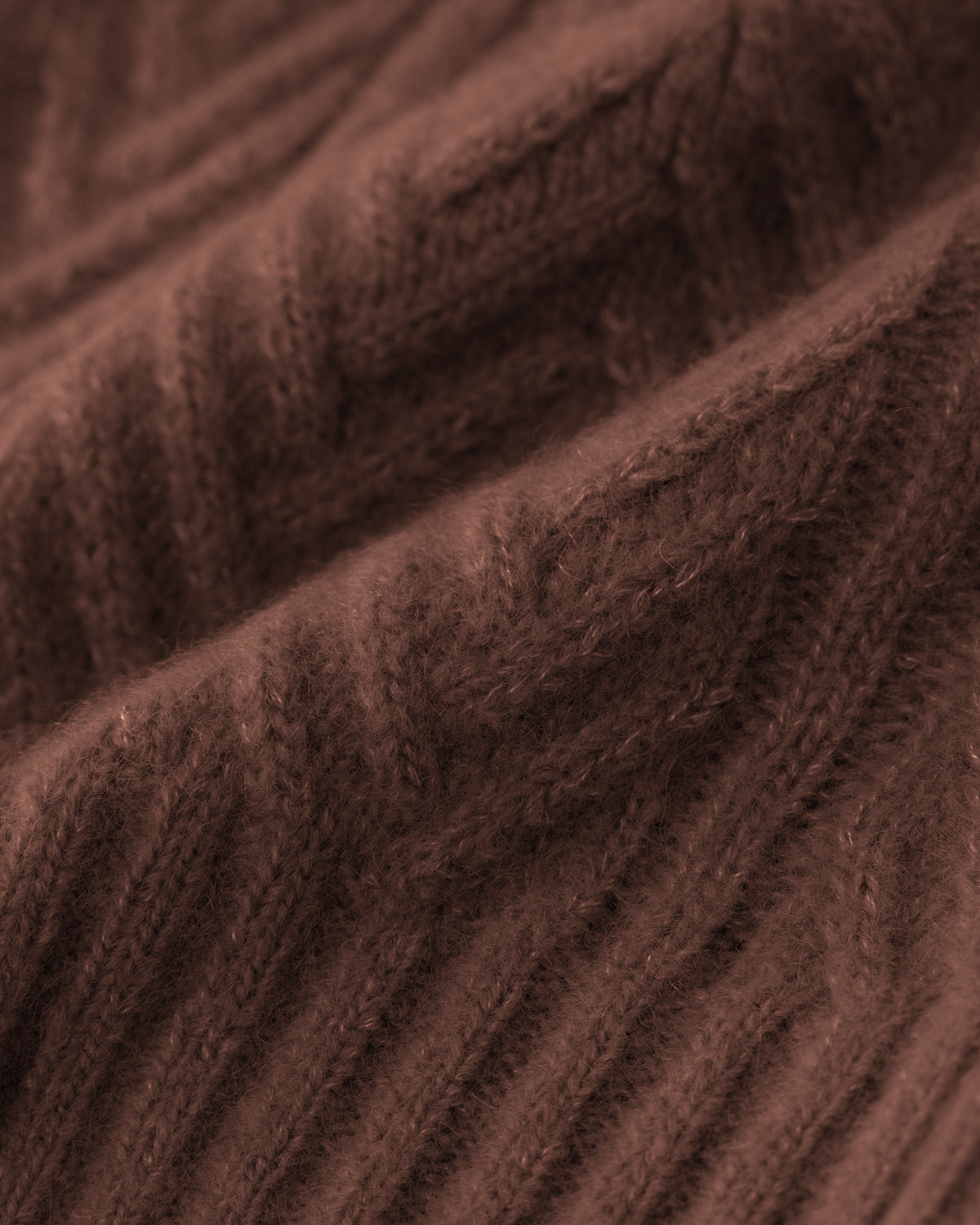 Damen Mütze aus 75 % Kaschmir und 25 % Seide in Maple – Mütze mit Zopfmuster in mittelschwerer Strickqualität. Der Saum in Rippstruktur sorgt für einen klassischen Abschluss und einen angenehmen Sitz.