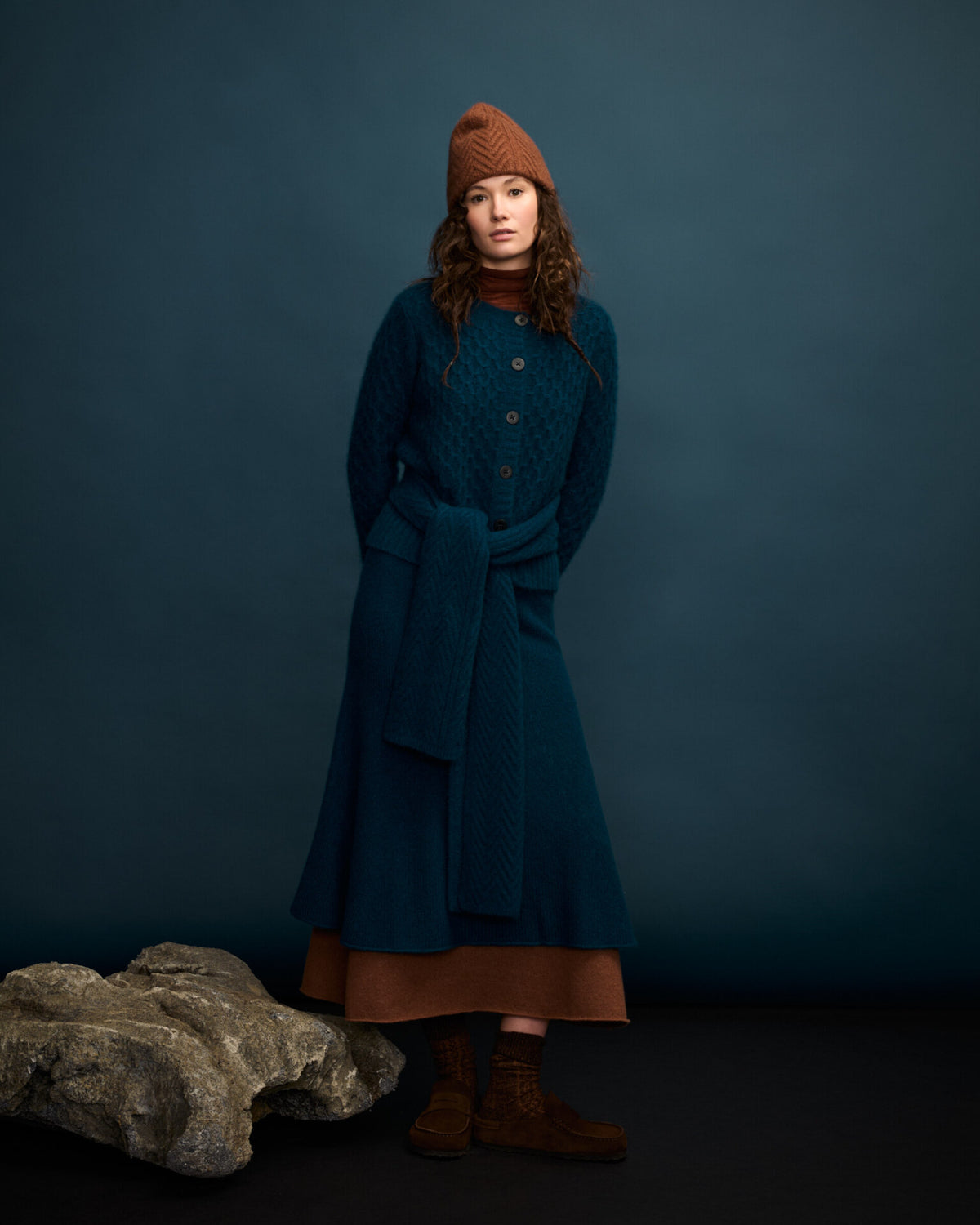 Damen Mütze aus 75 % Kaschmir und 25 % Seide in Maple – Mütze mit Zopfmuster in mittelschwerer Strickqualität. Der Saum in Rippstruktur sorgt für einen klassischen Abschluss und einen angenehmen Sitz.