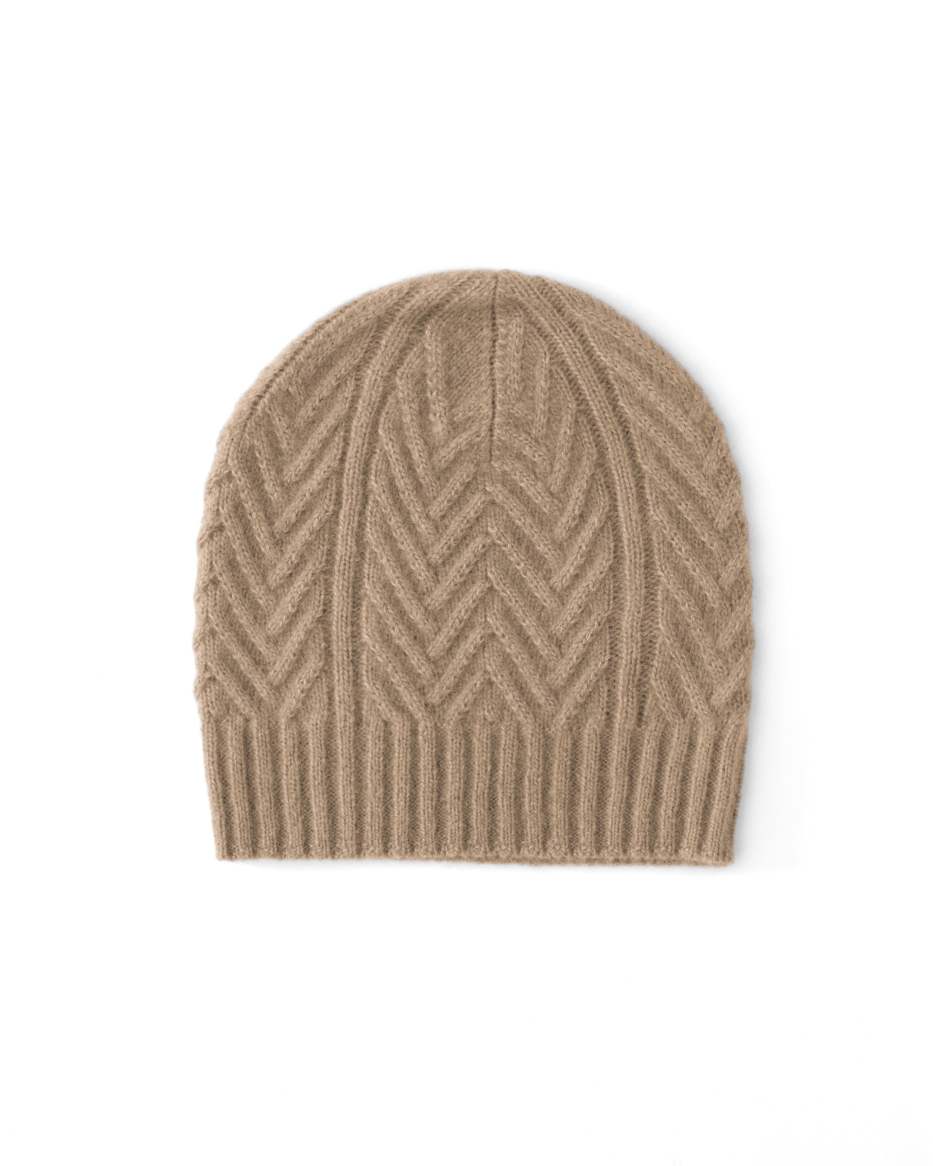 Damen Mütze aus 75 % Kaschmir und 25 % Seide in Warm Sand – Mütze mit Zopfmuster in mittelschwerer Strickqualität. Der Saum in Rippstruktur sorgt für einen klassischen Abschluss und einen angenehmen Sitz.