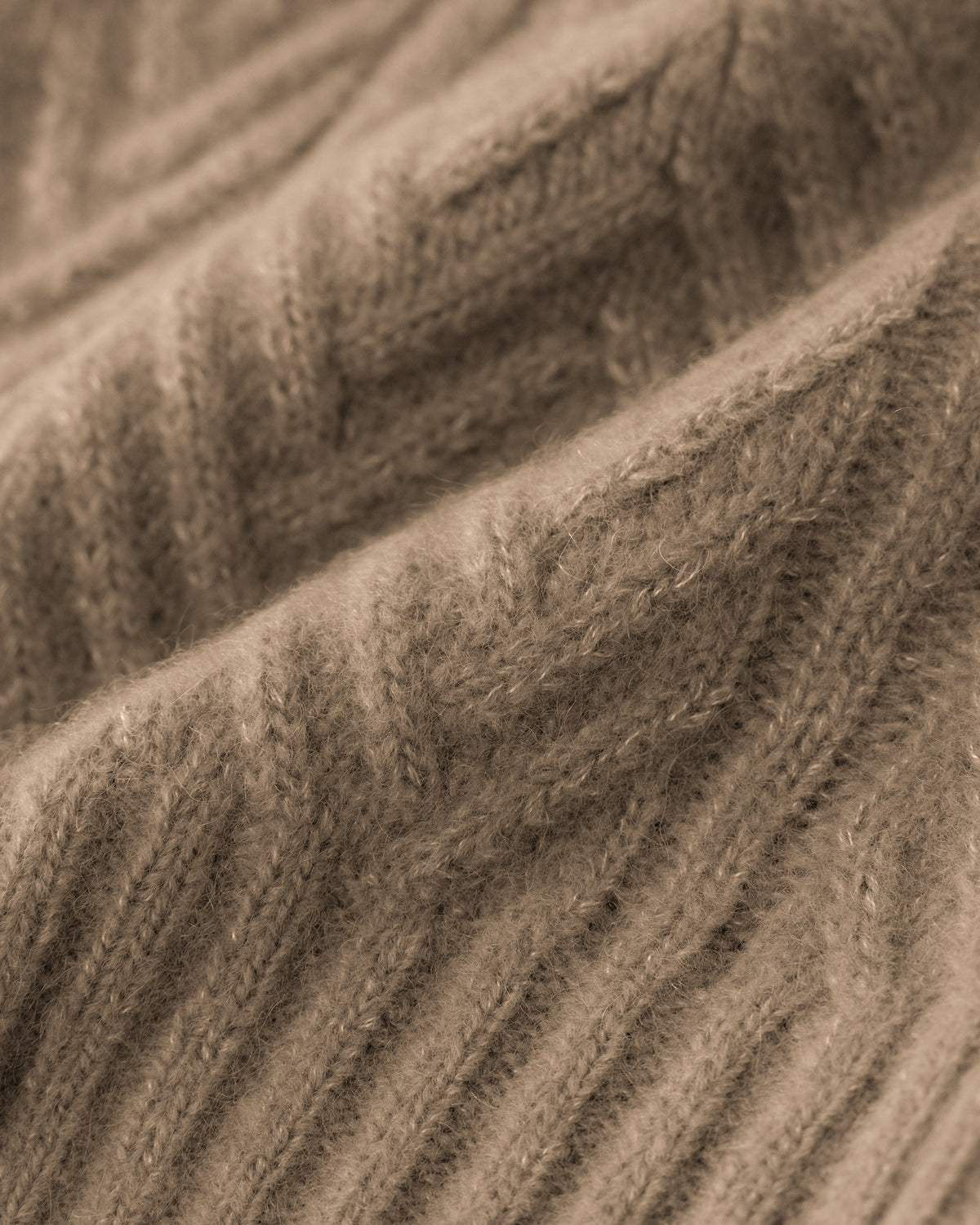 Damen Mütze aus 75 % Kaschmir und 25 % Seide in Warm Sand – Mütze mit Zopfmuster in mittelschwerer Strickqualität. Der Saum in Rippstruktur sorgt für einen klassischen Abschluss und einen angenehmen Sitz.
