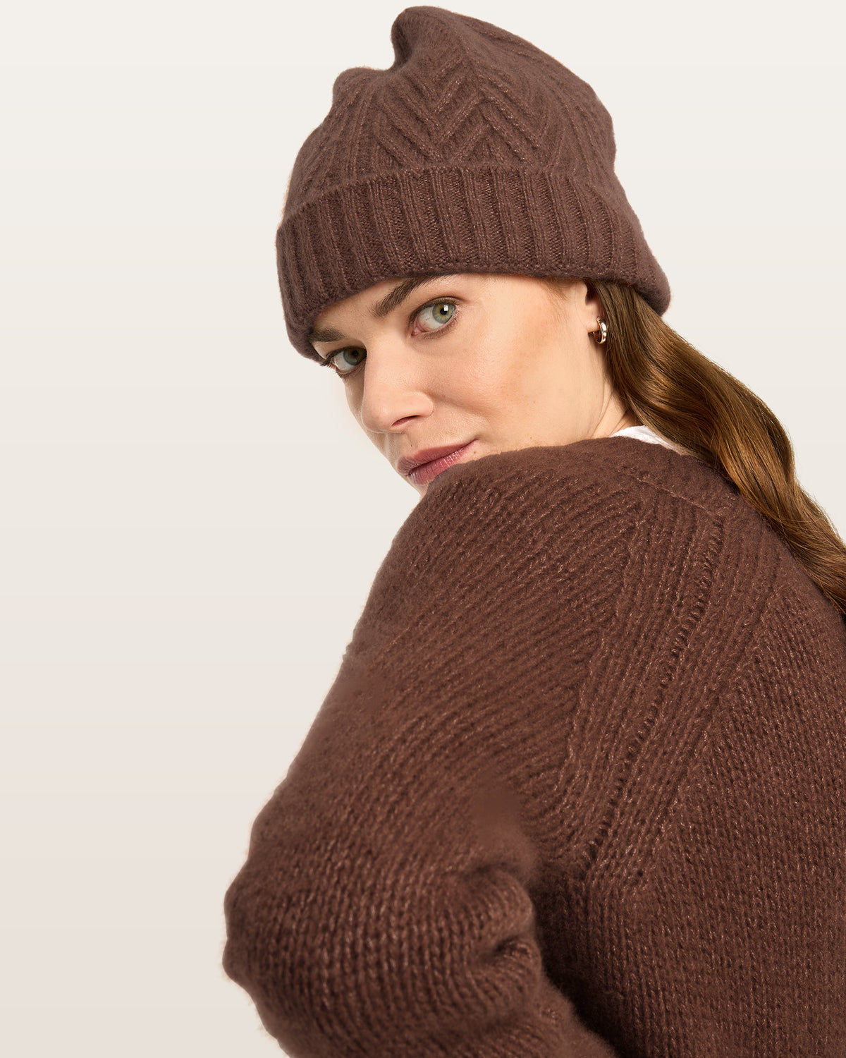 Damen Mütze aus 75 % Kaschmir und 25 % Seide in Maple – Mütze mit Zopfmuster in mittelschwerer Strickqualität. Der Saum in Rippstruktur sorgt für einen klassischen Abschluss und einen angenehmen Sitz.