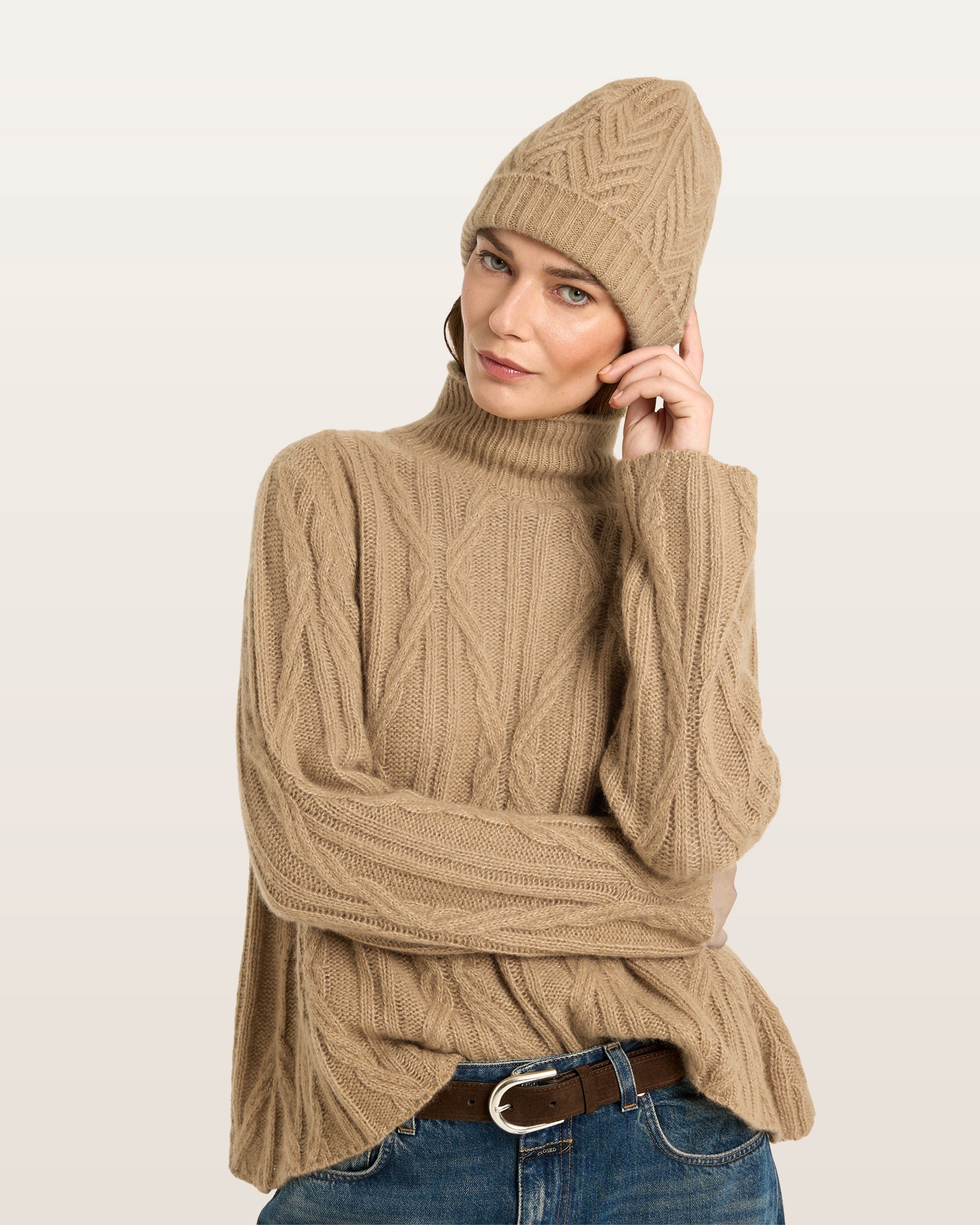 Damen Mütze aus 75 % Kaschmir und 25 % Seide in Warm Sand – Mütze mit Zopfmuster in mittelschwerer Strickqualität. Der Saum in Rippstruktur sorgt für einen klassischen Abschluss und einen angenehmen Sitz.