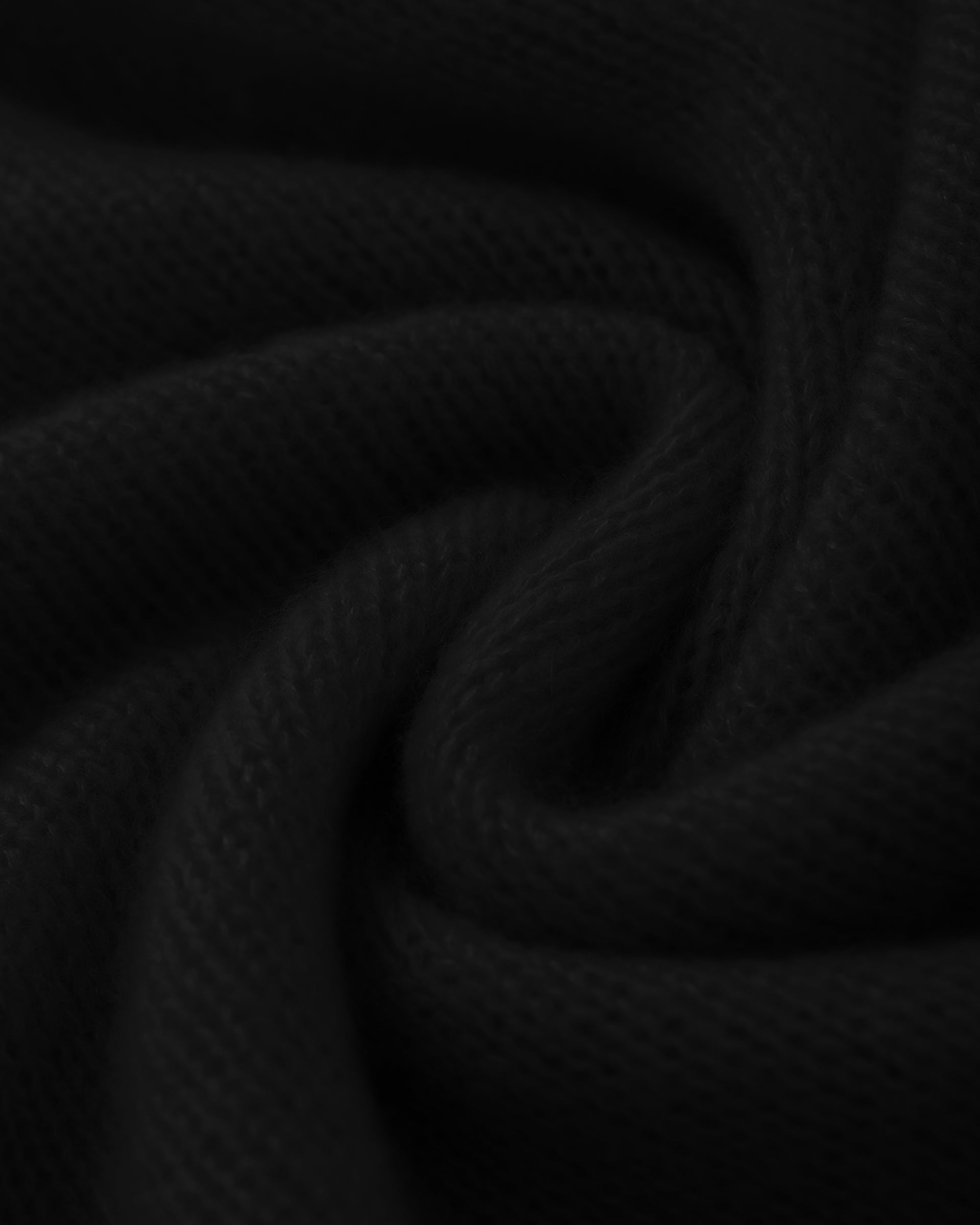 Damen Kurzarm-Pullover aus 75 % Kaschmir und 25 % Seide in black (schwarz) – mittelschwerer, glatt gestrickter Pullover in kastiger, kurzer und breiter Form mit Rundhalsausschnitt und Rippkragen, Raglan-Halbärmeln sowie Rippbündchen an Ärmeln und Saum