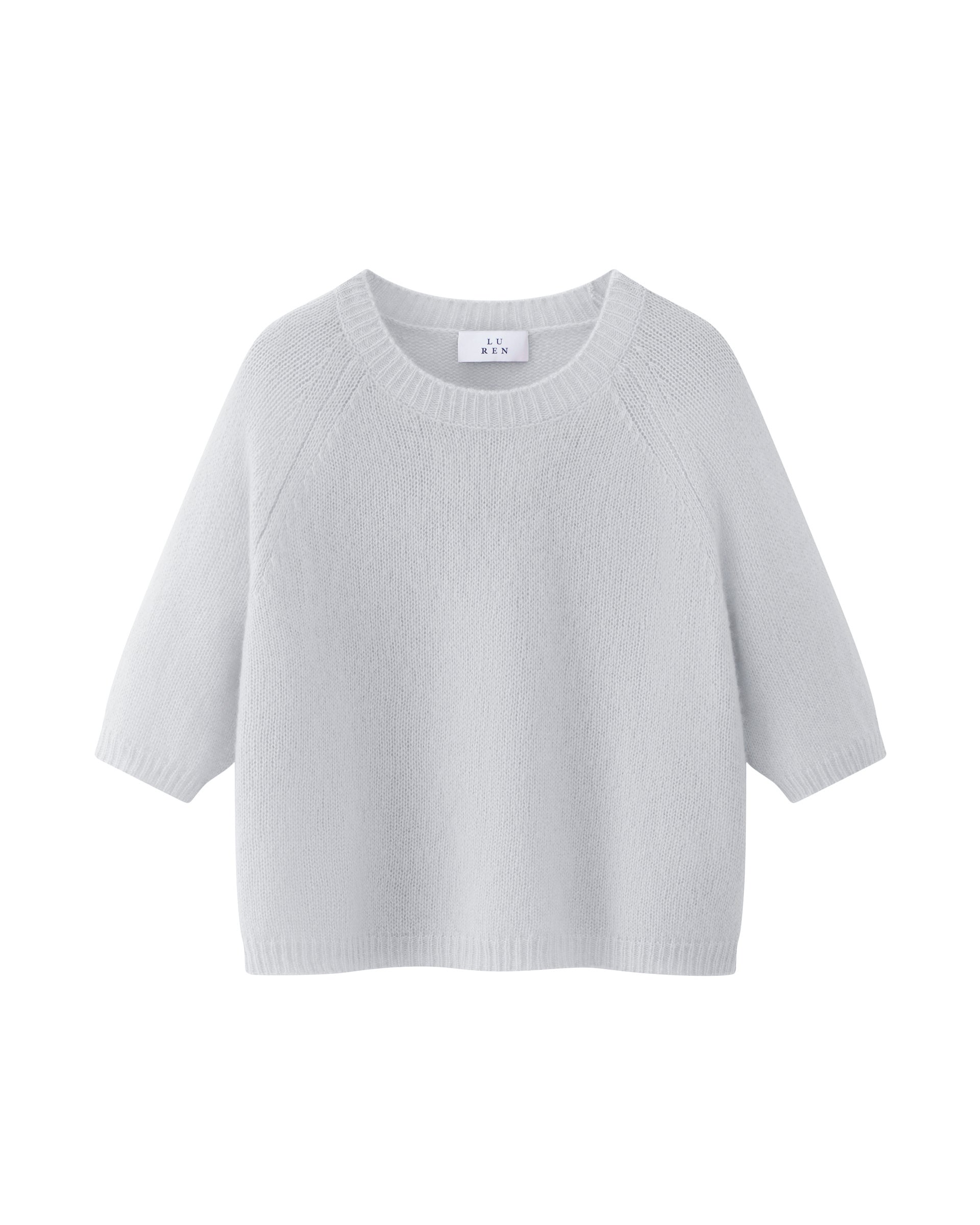 Damen Kurzarm-Pullover aus 75 % Kaschmir und 25 % Seide in bluish white (hellblau) – mittelschwerer, glatt gestrickter Pullover in kastiger, kurzer und breiter Form mit Rundhalsausschnitt und Rippkragen, Raglan-Halbärmeln sowie Rippbündchen an Ärmeln und Saum