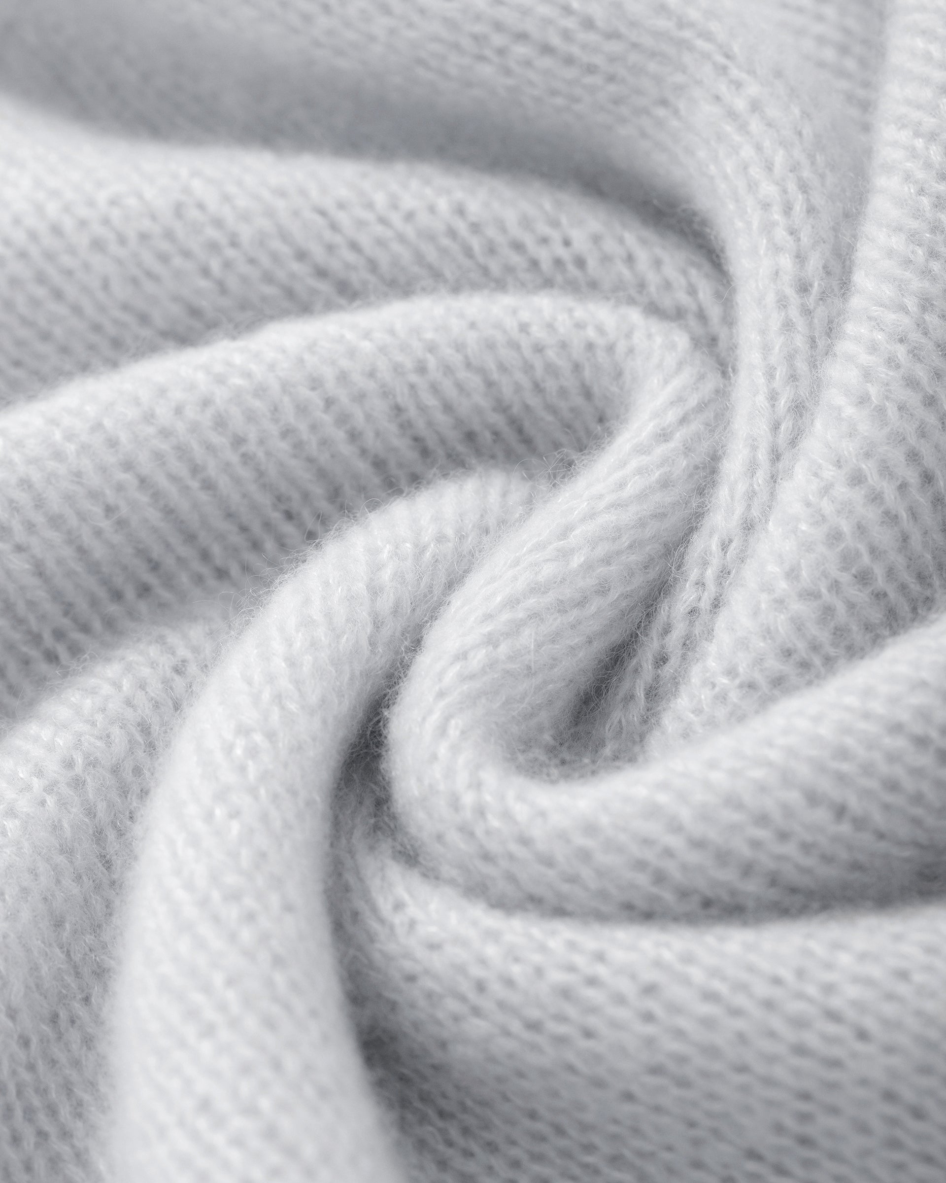 Damen Kurzarm-Pullover aus 75 % Kaschmir und 25 % Seide in bluish white (hellblau) – mittelschwerer, glatt gestrickter Pullover in kastiger, kurzer und breiter Form mit Rundhalsausschnitt und Rippkragen, Raglan-Halbärmeln sowie Rippbündchen an Ärmeln und Saum