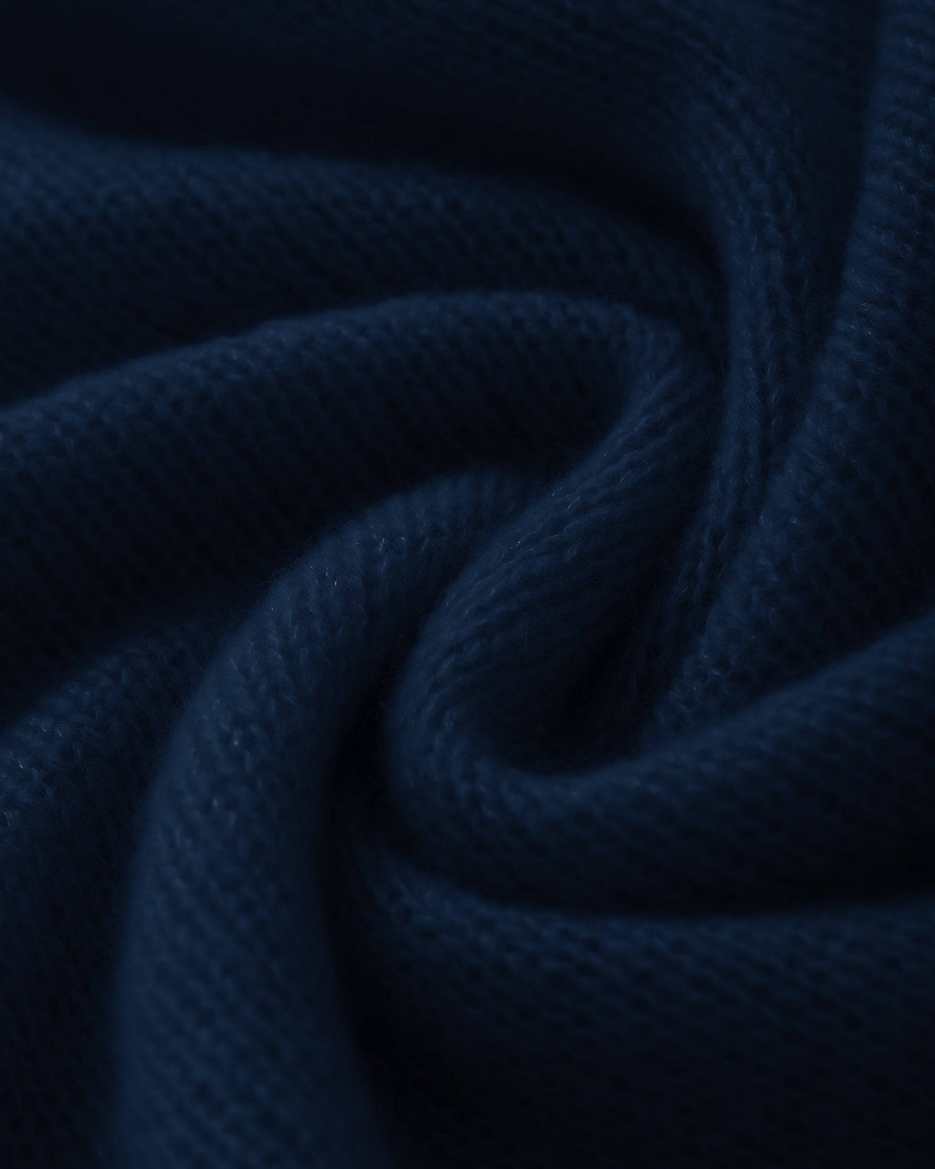 Damen Kurzarm-Pullover aus 75 % Kaschmir und 25 % Seide in french navy (dunkelblau) – mittelschwerer, glatt gestrickter Pullover in kastiger, kurzer und breiter Form mit Rundhalsausschnitt und Rippkragen, Raglan-Halbärmeln sowie Rippbündchen an Ärmeln und Saum