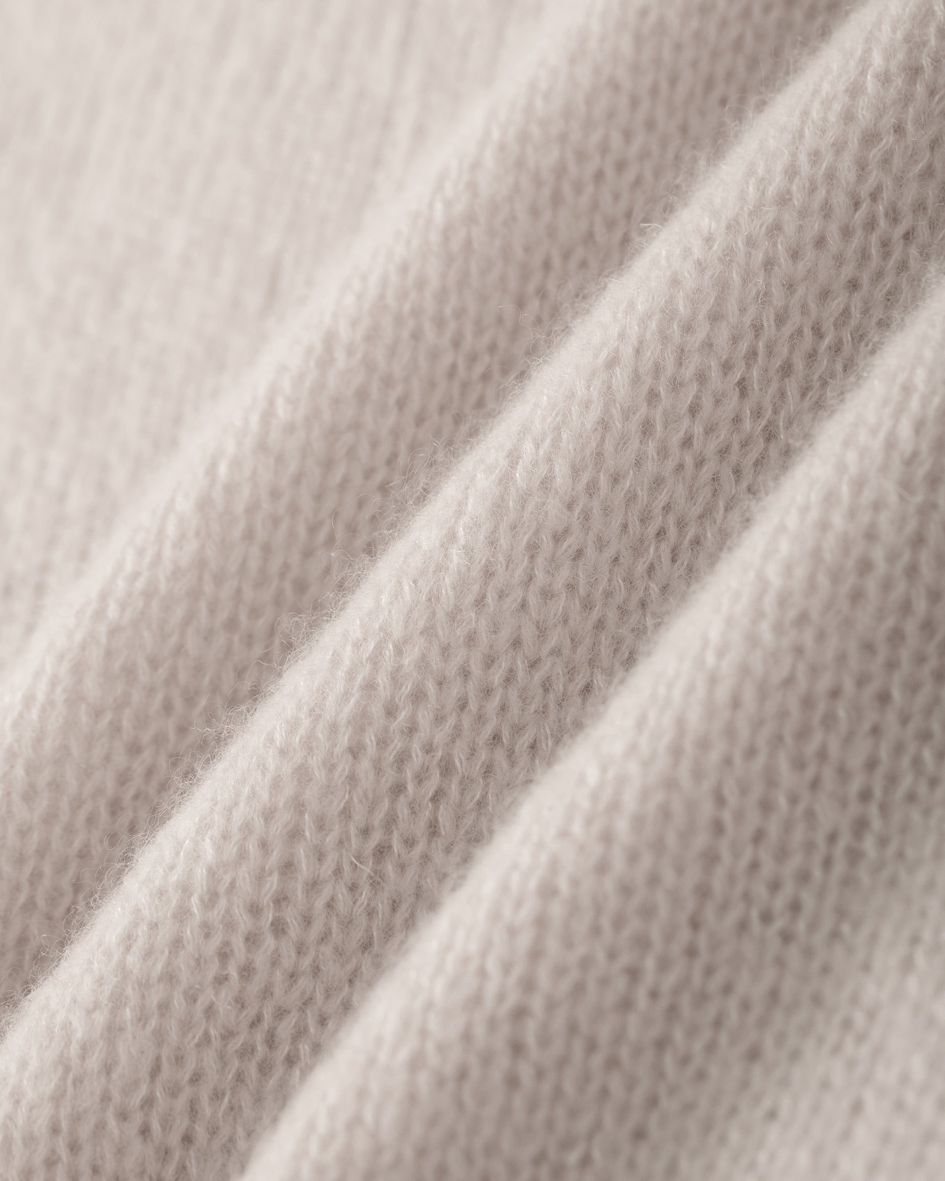 Damen Kurzarm-Pullover aus 75 % Kaschmir und 25 % Seide in misty pink (hellrosa) – mittelschwerer, glatt gestrickter Pullover in kastiger, kurzer und breiter Form mit Rundhalsausschnitt und Rippkragen, Raglan-Halbärmeln sowie Rippbündchen an Ärmeln und Saum