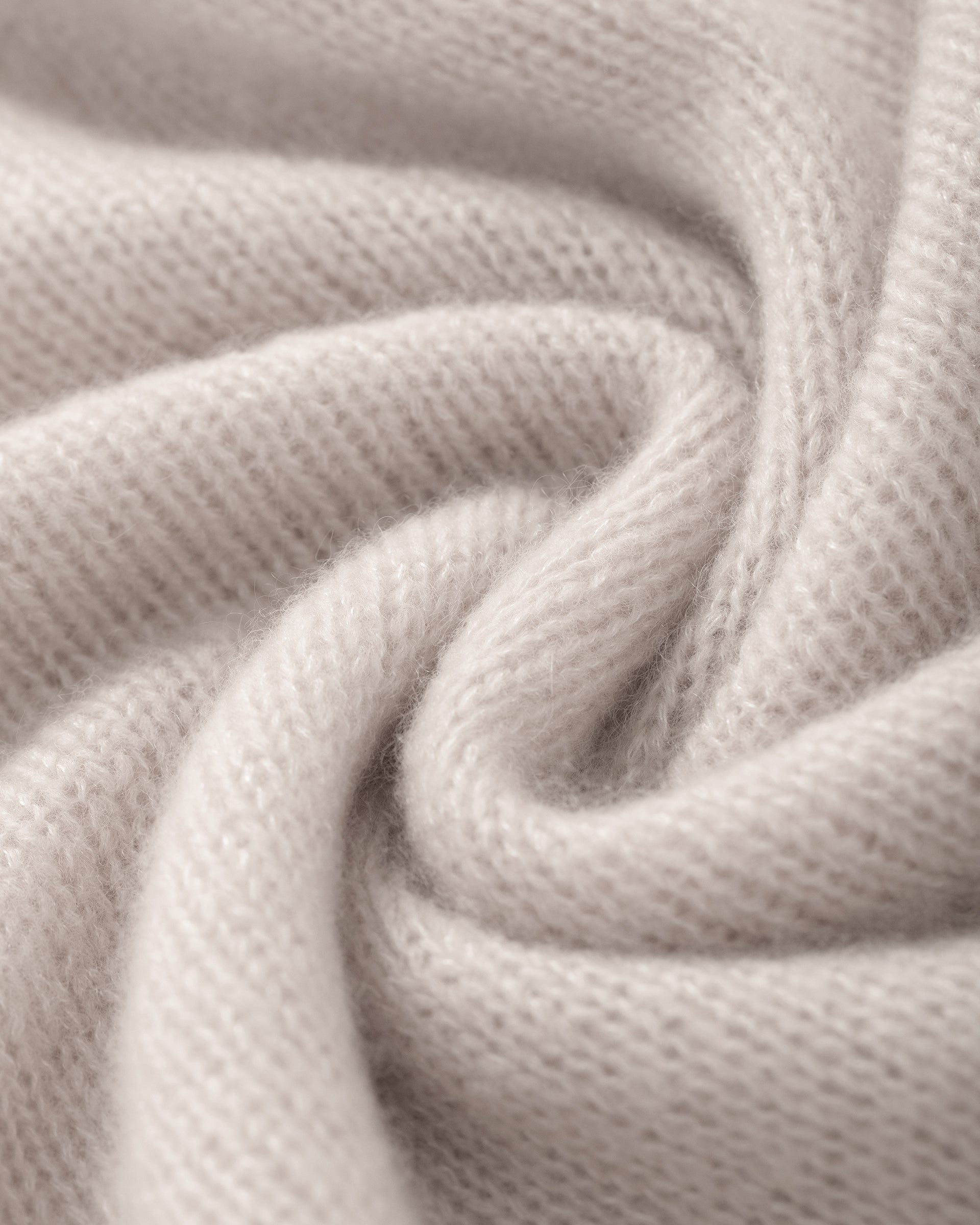 Damen Kurzarm-Pullover aus 75 % Kaschmir und 25 % Seide in misty pink (hellrosa) – mittelschwerer, glatt gestrickter Pullover in kastiger, kurzer und breiter Form mit Rundhalsausschnitt und Rippkragen, Raglan-Halbärmeln sowie Rippbündchen an Ärmeln und Saum