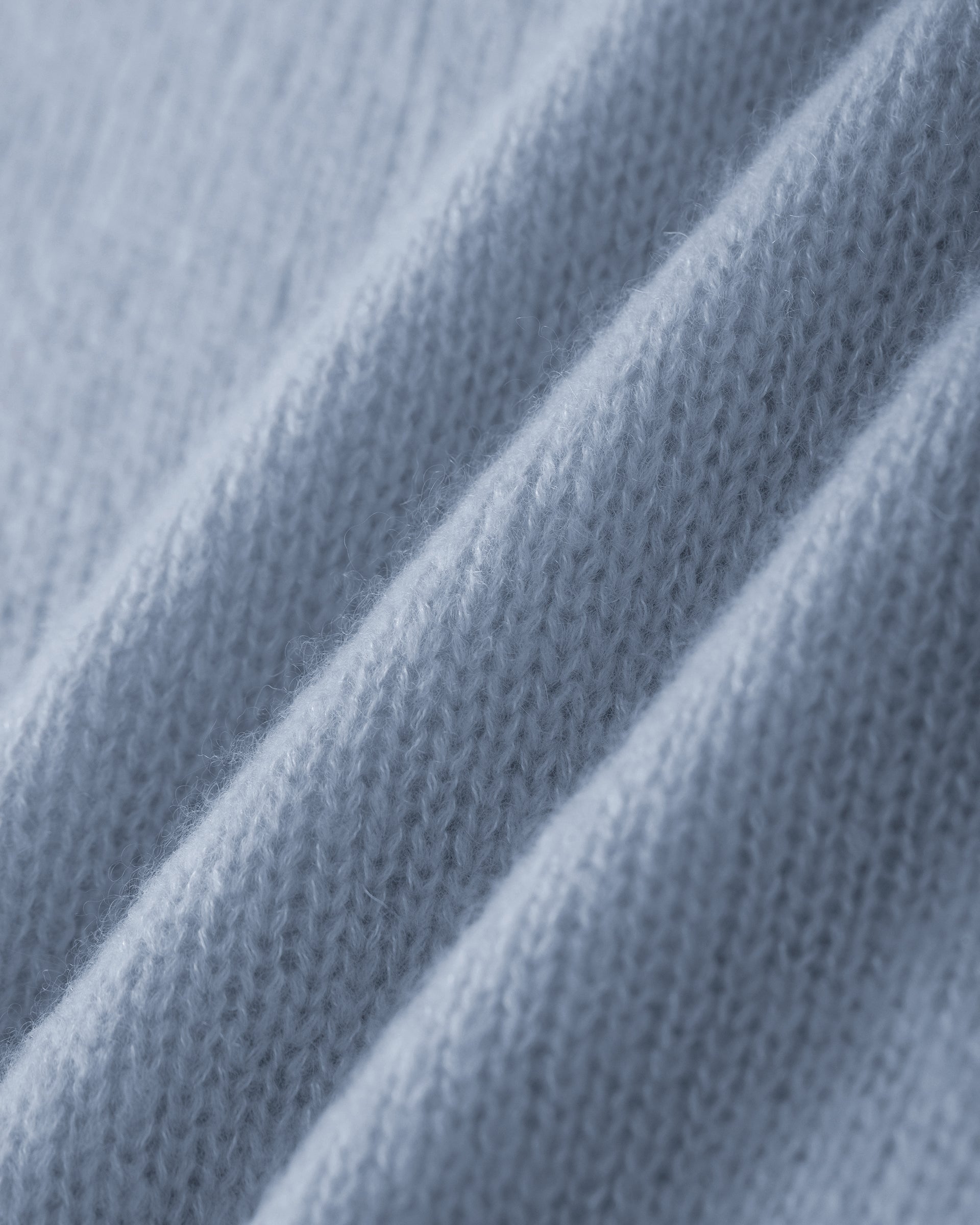 Damen Kurzarm-Pullover aus 75 % Kaschmir und 25 % Seide in sky blue (blau) – mittelschwerer, glatt gestrickter Pullover in kastiger, kurzer und breiter Form mit Rundhalsausschnitt und Rippkragen, Raglan-Halbärmeln sowie Rippbündchen an Ärmeln und Saum