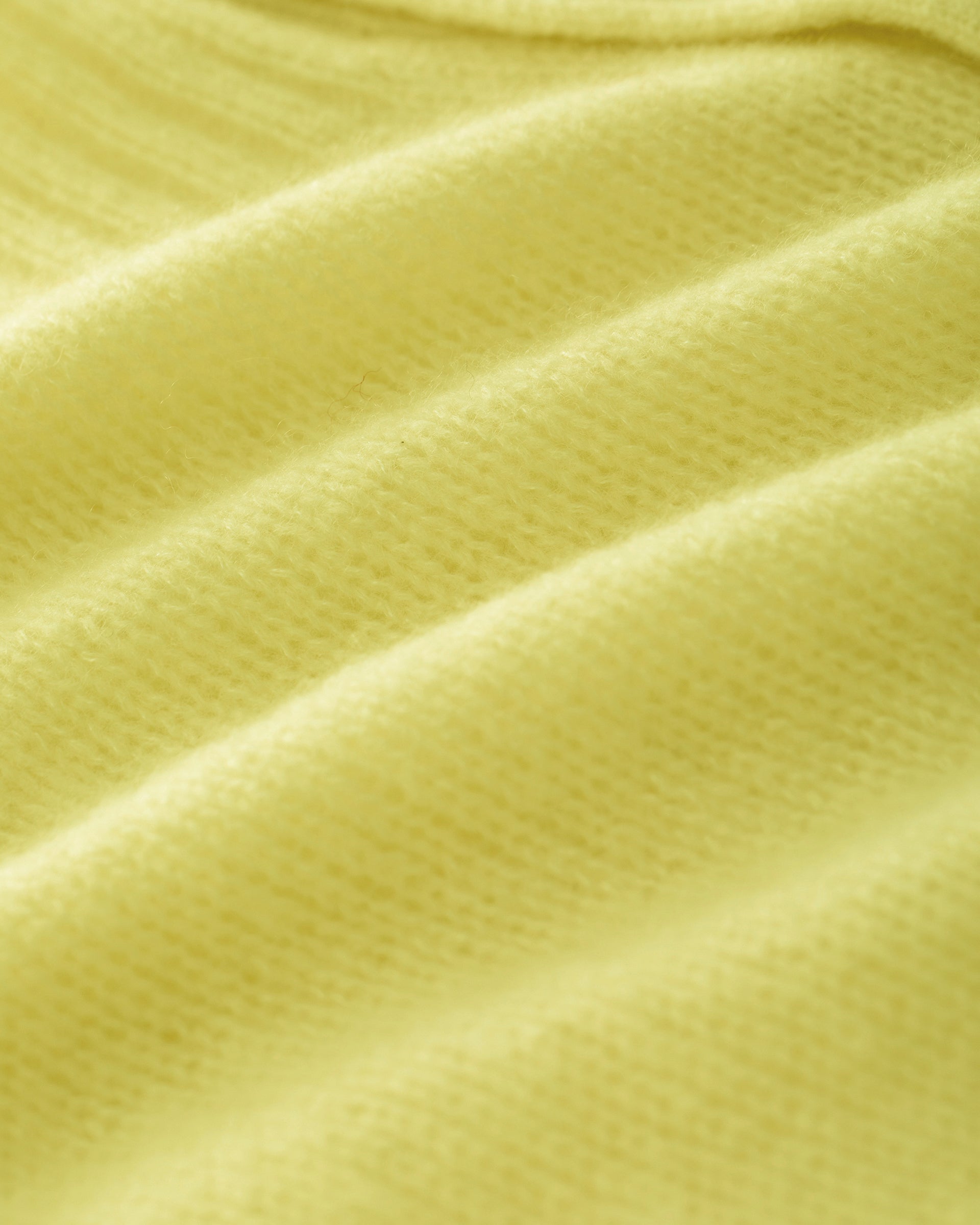 Damen Kurzarm-Jacket aus 75 % Kaschmir und 25 % Seide in yellow jasper (gelb) – mittelschwerer, glatt gestrickter Style in körperbetonter Passform mit Knopfleiste aus Kunststoff, klassischer Schulter, leichten Puff-Halbärmeln sowie Rippbündchen und hohem Ripp-Saum