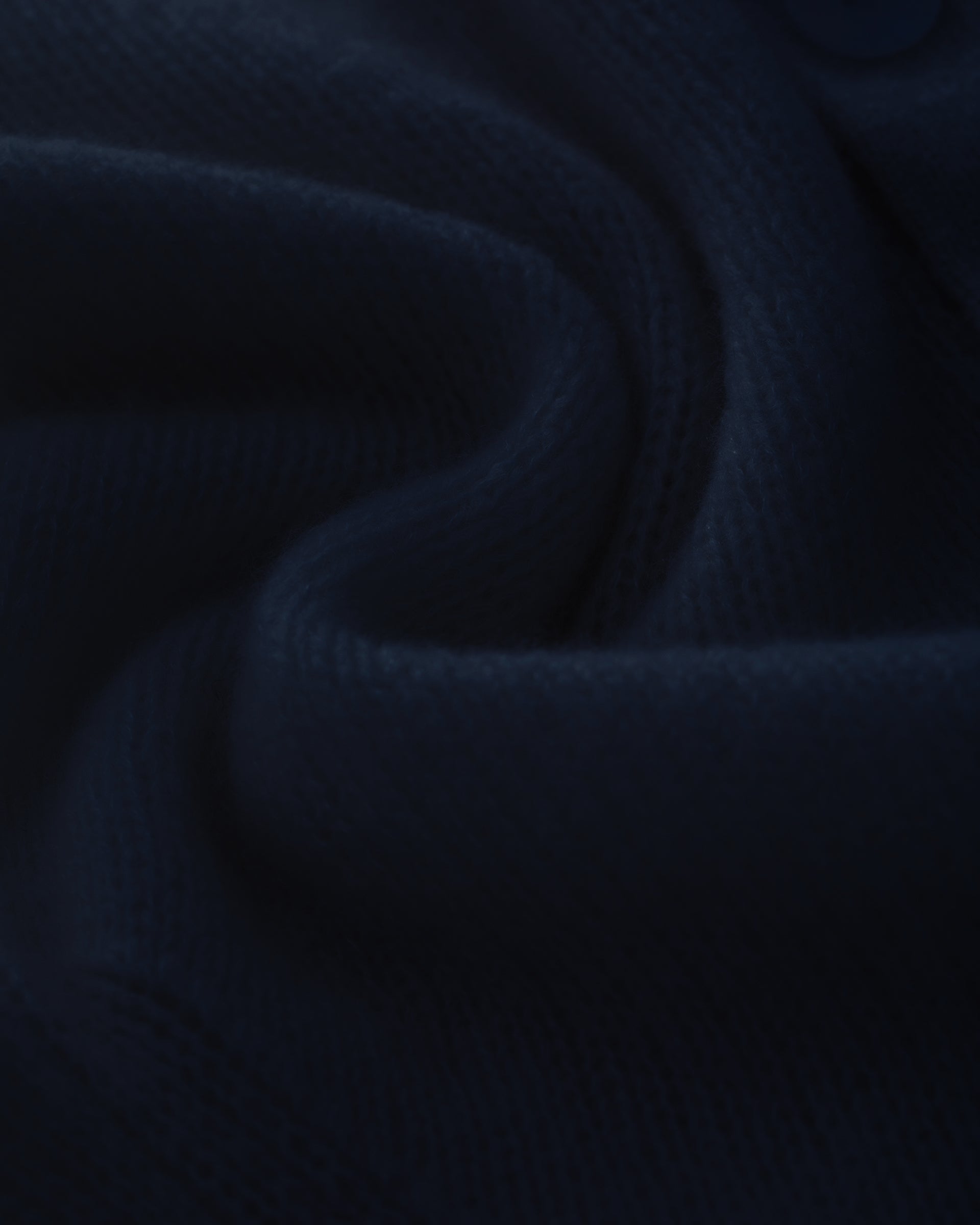 Damen Kurzarm-Jacket aus 75 % Kaschmir und 25 % Seide in french navy (dunkelblau) – mittelschwerer, glatt gestrickter Style in körperbetonter Passform mit Knopfleiste aus Kunststoff, klassischer Schulter, leichten Puff-Halbärmeln sowie Rippbündchen und hohem Ripp-Saum