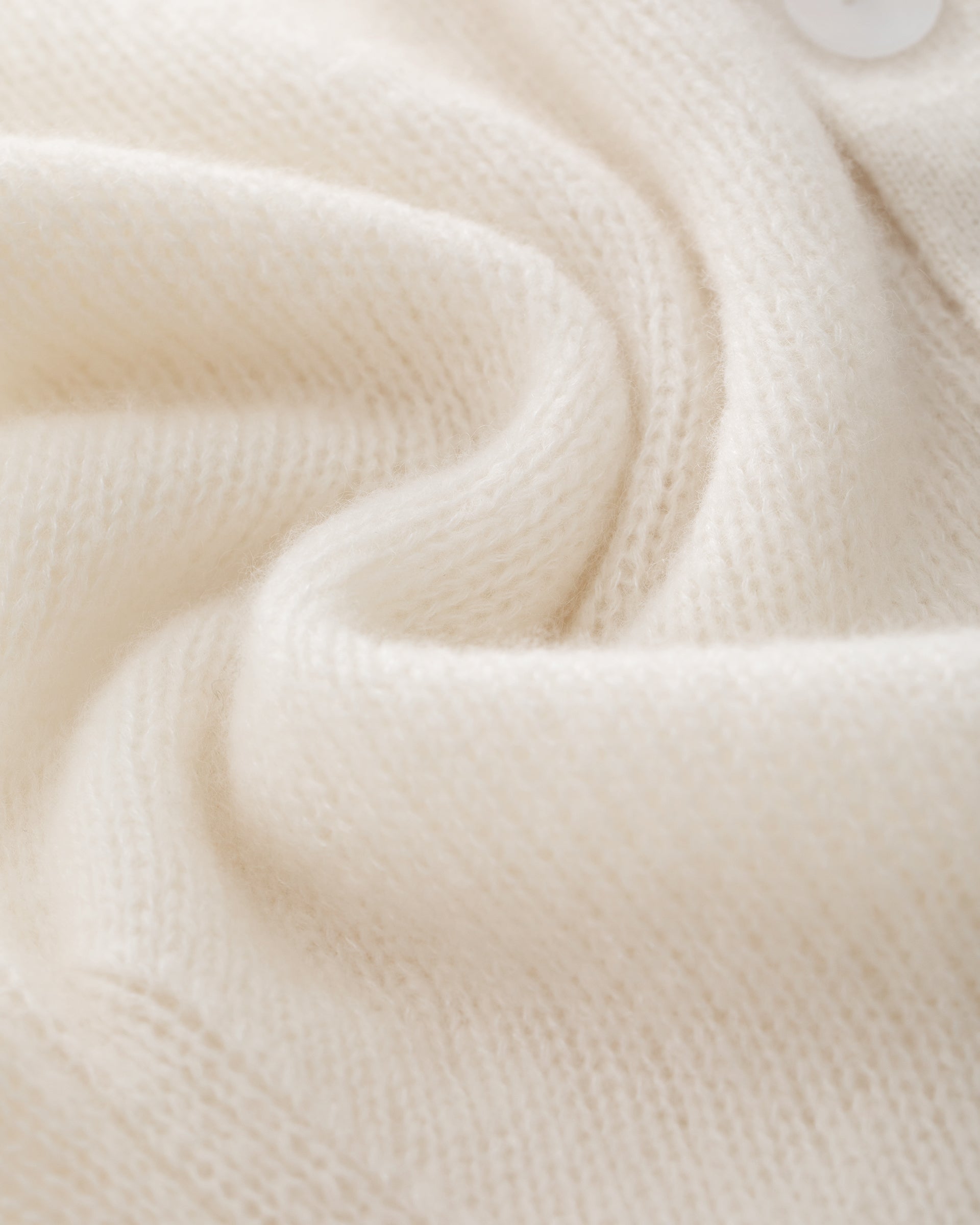 Damen Kurzarm-Jacket aus 75 % Kaschmir und 25 % Seide in ivory (cremeweiß) – mittelschwerer, glatt gestrickter Style in körperbetonter Passform mit Knopfleiste aus Kunststoff, klassischer Schulter, leichten Puff-Halbärmeln sowie Rippbündchen und hohem Ripp-Saum