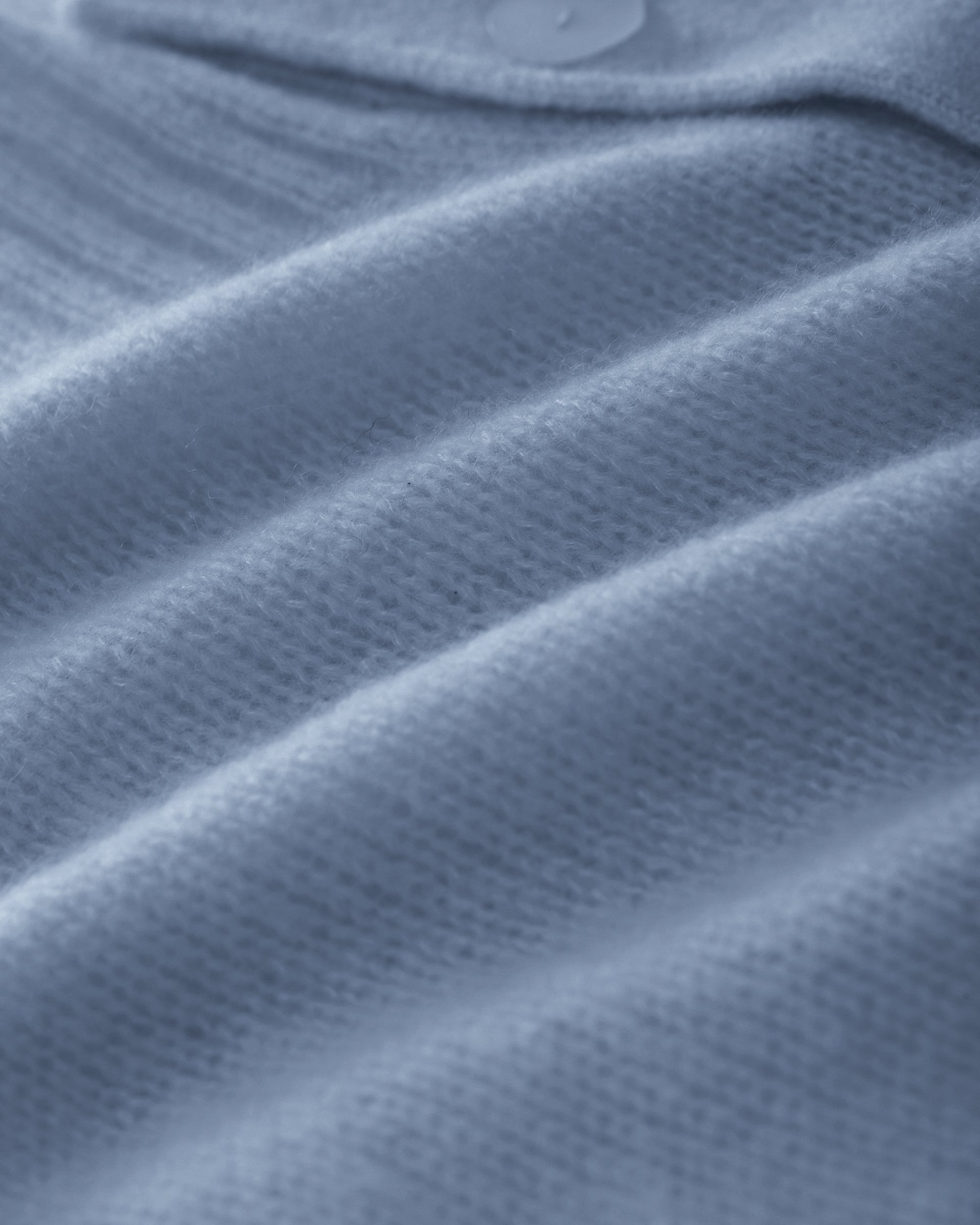 Damen Kurzarm-Jacket aus 75 % Kaschmir und 25 % Seide in sky blue (blau) – mittelschwerer, glatt gestrickter Style in körperbetonter Passform mit Knopfleiste aus Kunststoff, klassischer Schulter, leichten Puff-Halbärmeln sowie Rippbündchen und hohem Ripp-Saum