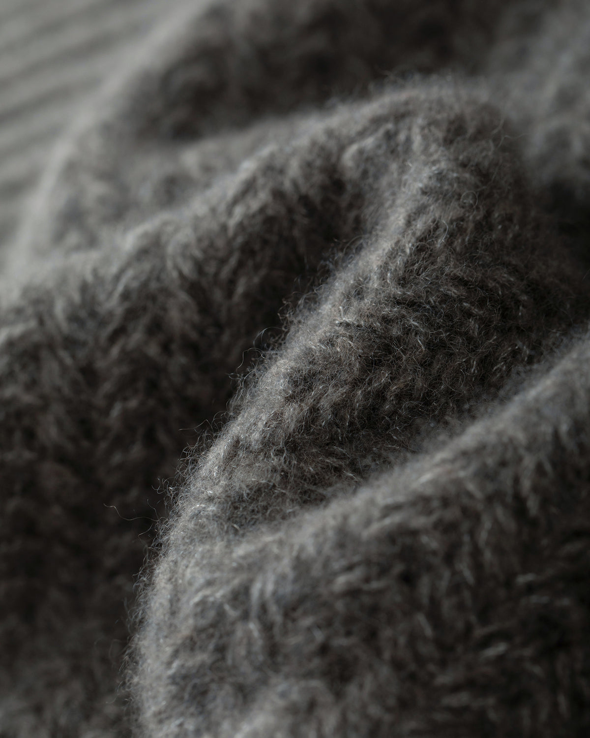 Damen Pullover aus 75% Kaschmir, 25% Seide in Earth – Pullover mit Rundhalsausschnitt, überschnittenen Schultern, langen, relaxten Ärmeln sowie Ärmelbündchen und Saum in Rippstruktur.