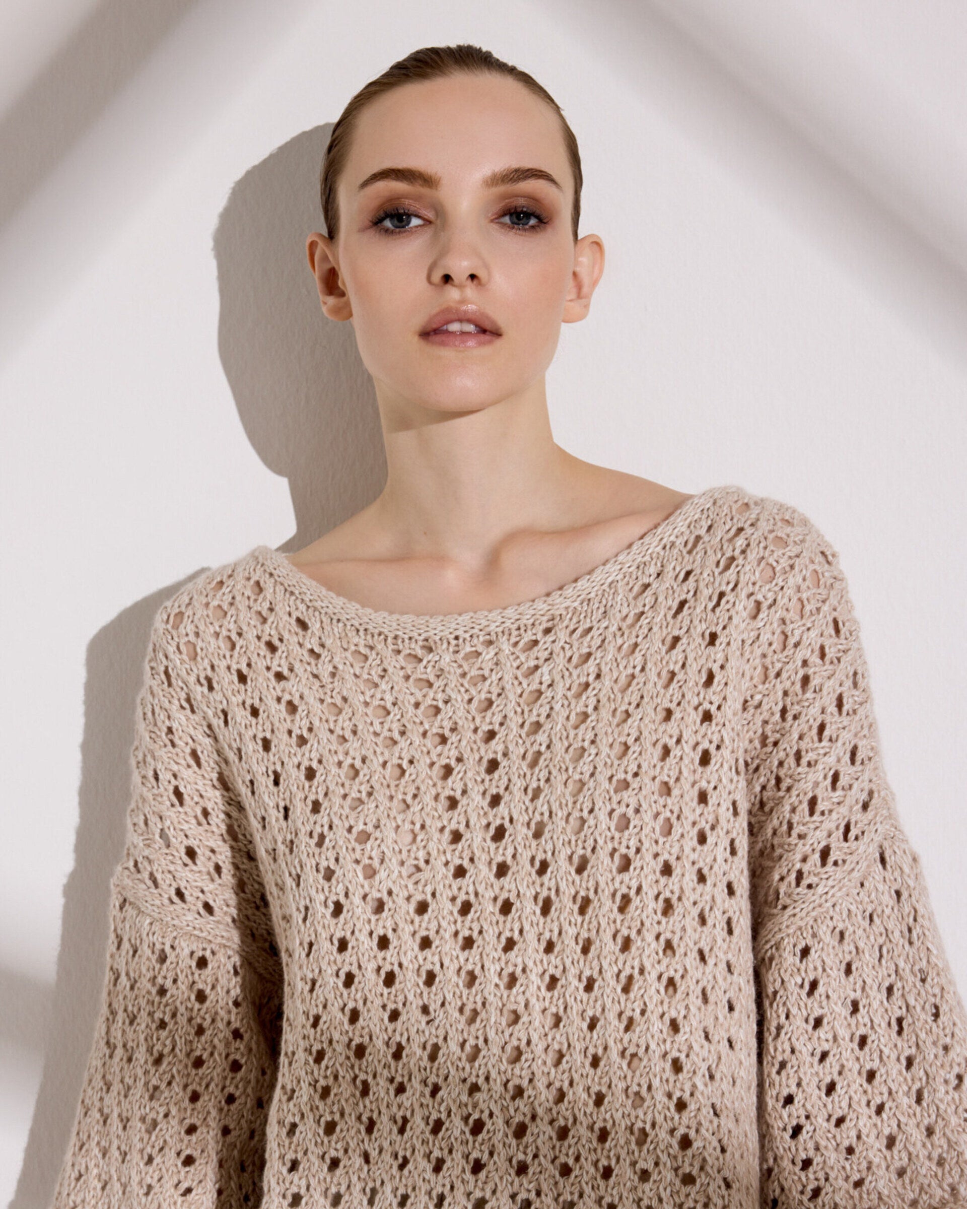 Damen Kurzarm-Pullover in barley (hellbeige) aus 63 % Leinen und 37 % Kaschmir – grob gestrickter Ajour-Pullover in kastiger, kurzer und breiter Form mit großem Halsausschnitt mit Rollsaum, überschnittener Schulter, weitem Halbarm sowie Rollsaum an Ärmeln und Saum