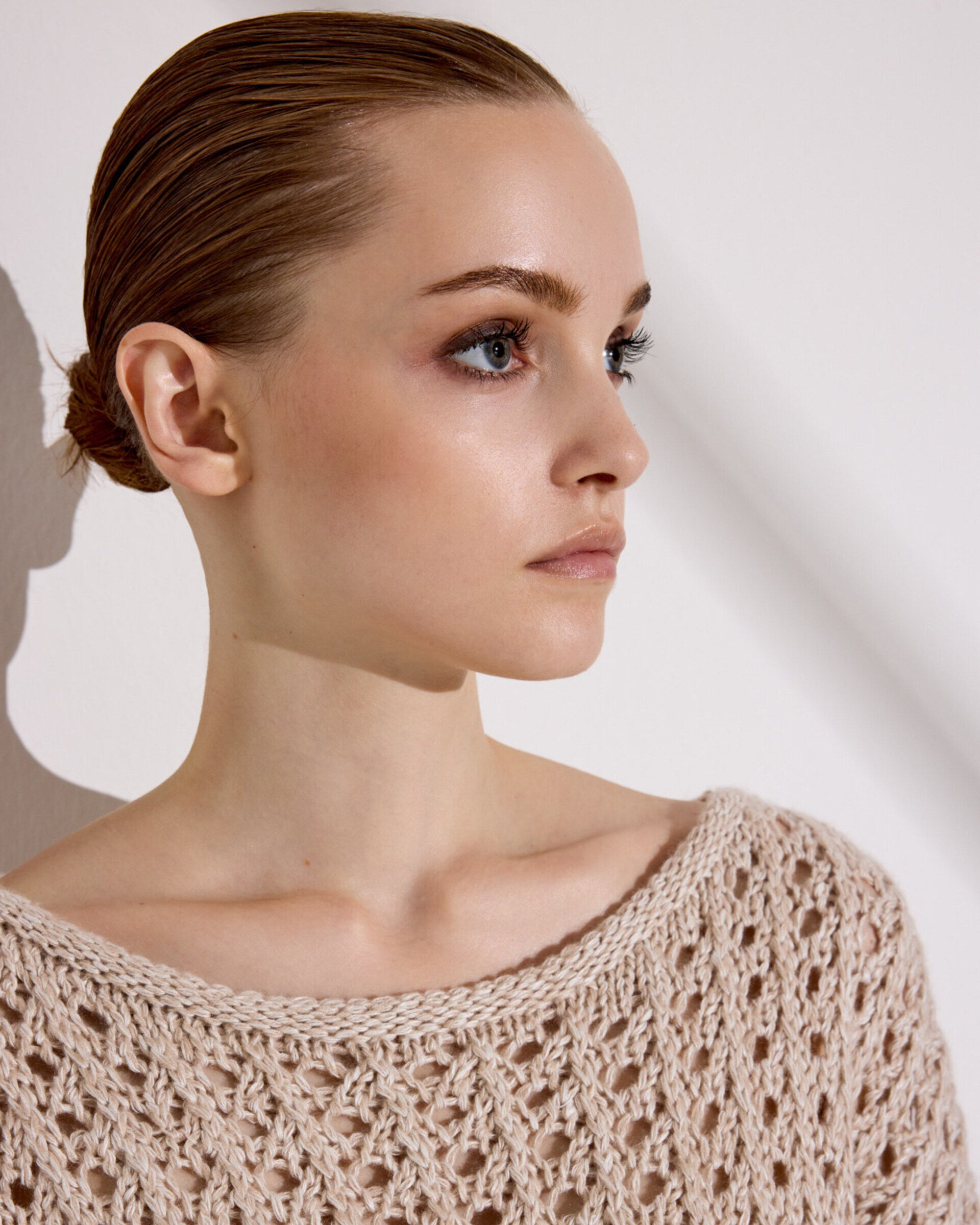 Damen Kurzarm-Pullover in barley (hellbeige) aus 63 % Leinen und 37 % Kaschmir – grob gestrickter Ajour-Pullover in kastiger, kurzer und breiter Form mit großem Halsausschnitt mit Rollsaum, überschnittener Schulter, weitem Halbarm sowie Rollsaum an Ärmeln und Saum