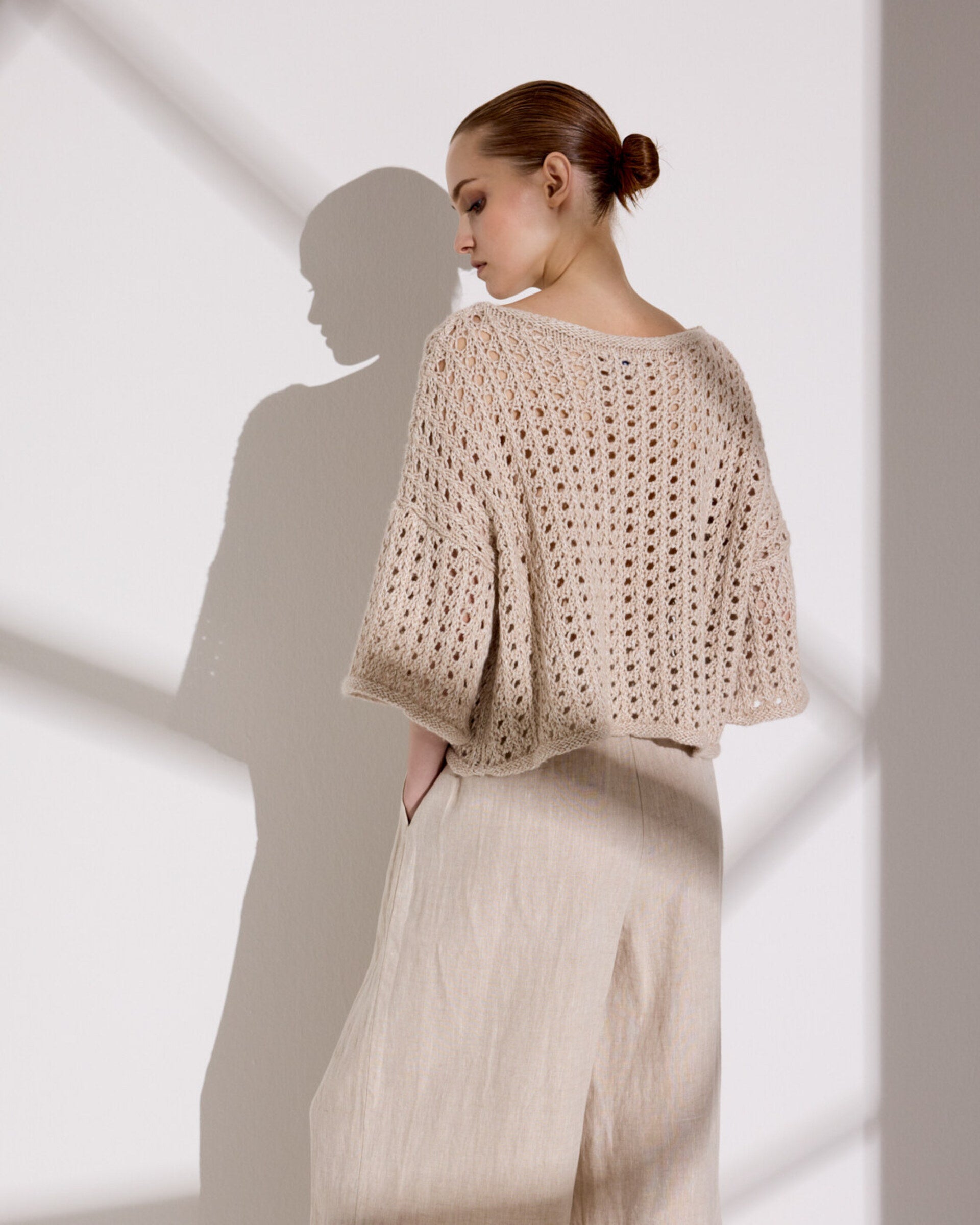 Damen Kurzarm-Pullover in barley (hellbeige) aus 63 % Leinen und 37 % Kaschmir – grob gestrickter Ajour-Pullover in kastiger, kurzer und breiter Form mit großem Halsausschnitt mit Rollsaum, überschnittener Schulter, weitem Halbarm sowie Rollsaum an Ärmeln und Saum