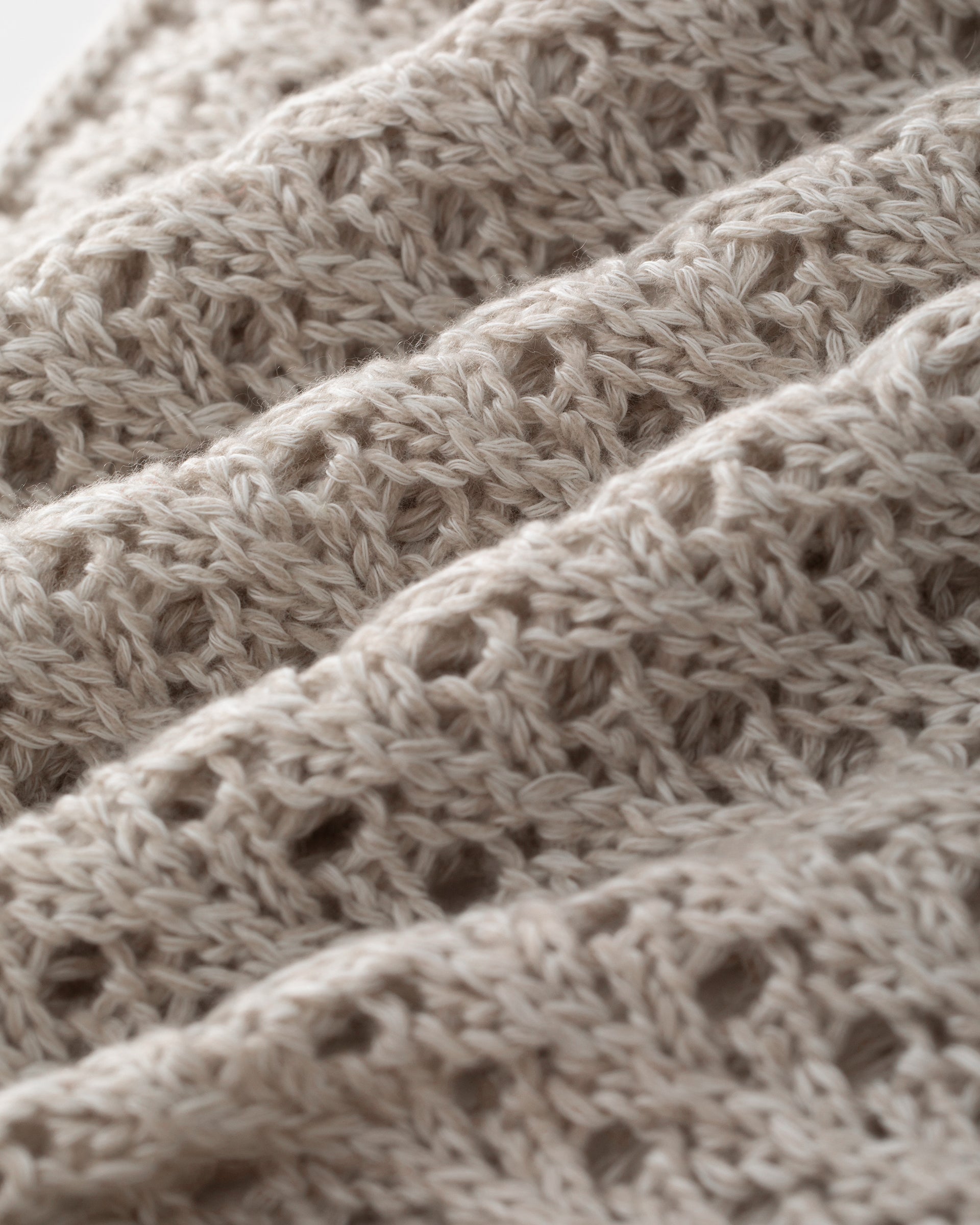 Damen Kurzarm-Pullover in barley (hellbeige) aus 63 % Leinen und 37 % Kaschmir – grob gestrickter Ajour-Pullover in kastiger, kurzer und breiter Form mit großem Halsausschnitt mit Rollsaum, überschnittener Schulter, weitem Halbarm sowie Rollsaum an Ärmeln und Saum