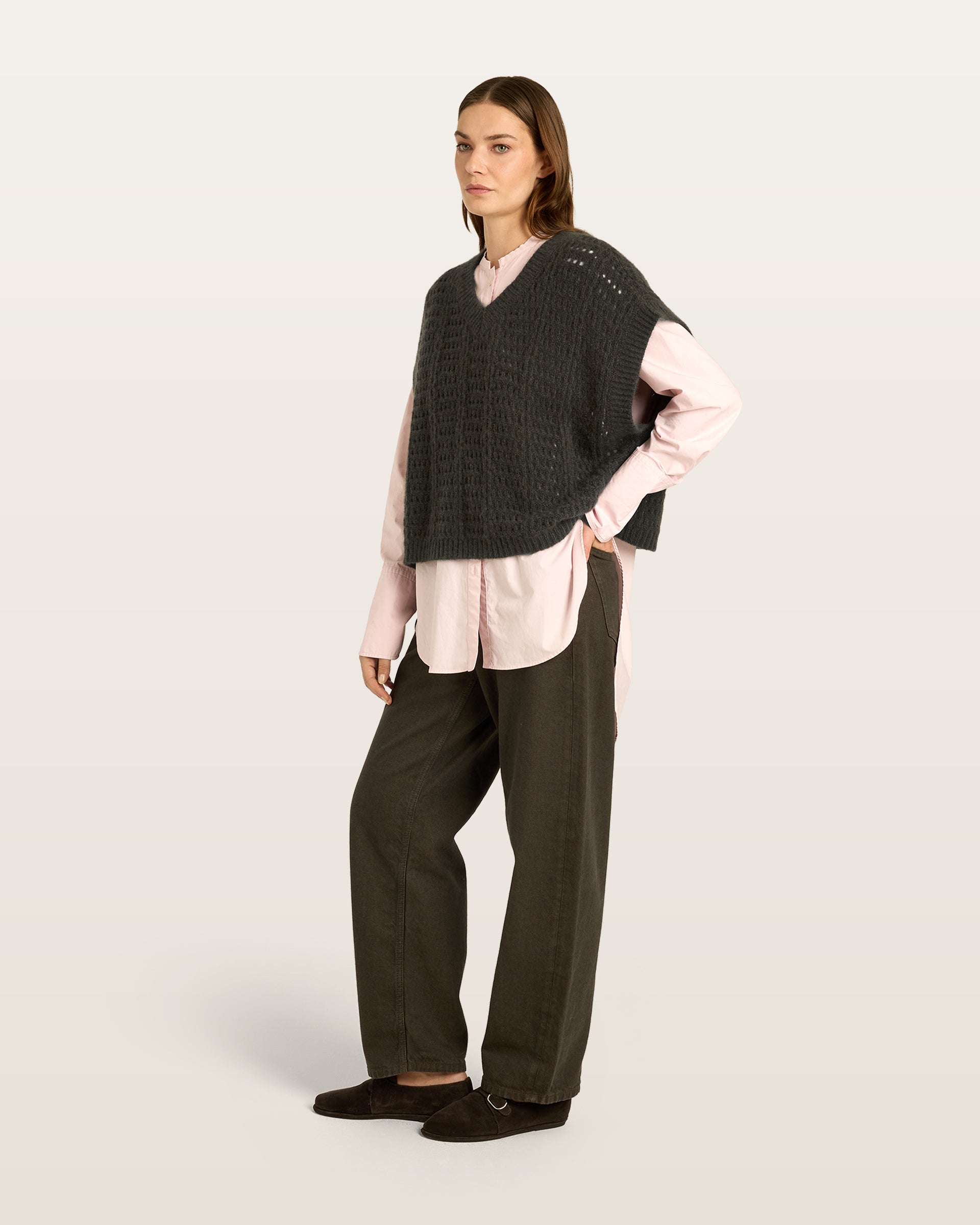 Damen Pullunder aus 75 % Kaschmir und 25 % Seide in Black Forest – Pullover mit Lochstrickmuster in mittelschwerer, leicht transparenter Strickqualität und oversized Passform mit breiter, kurzer Silhouette. Das Modell verfügt über einen großen V-Ausschnitt mit Kragen in Rippstruktur. Ärmelbündchen und Saum sind in Rippstruktur gearbeitet und verleihen dem Design einen modernen, lässigen Look.